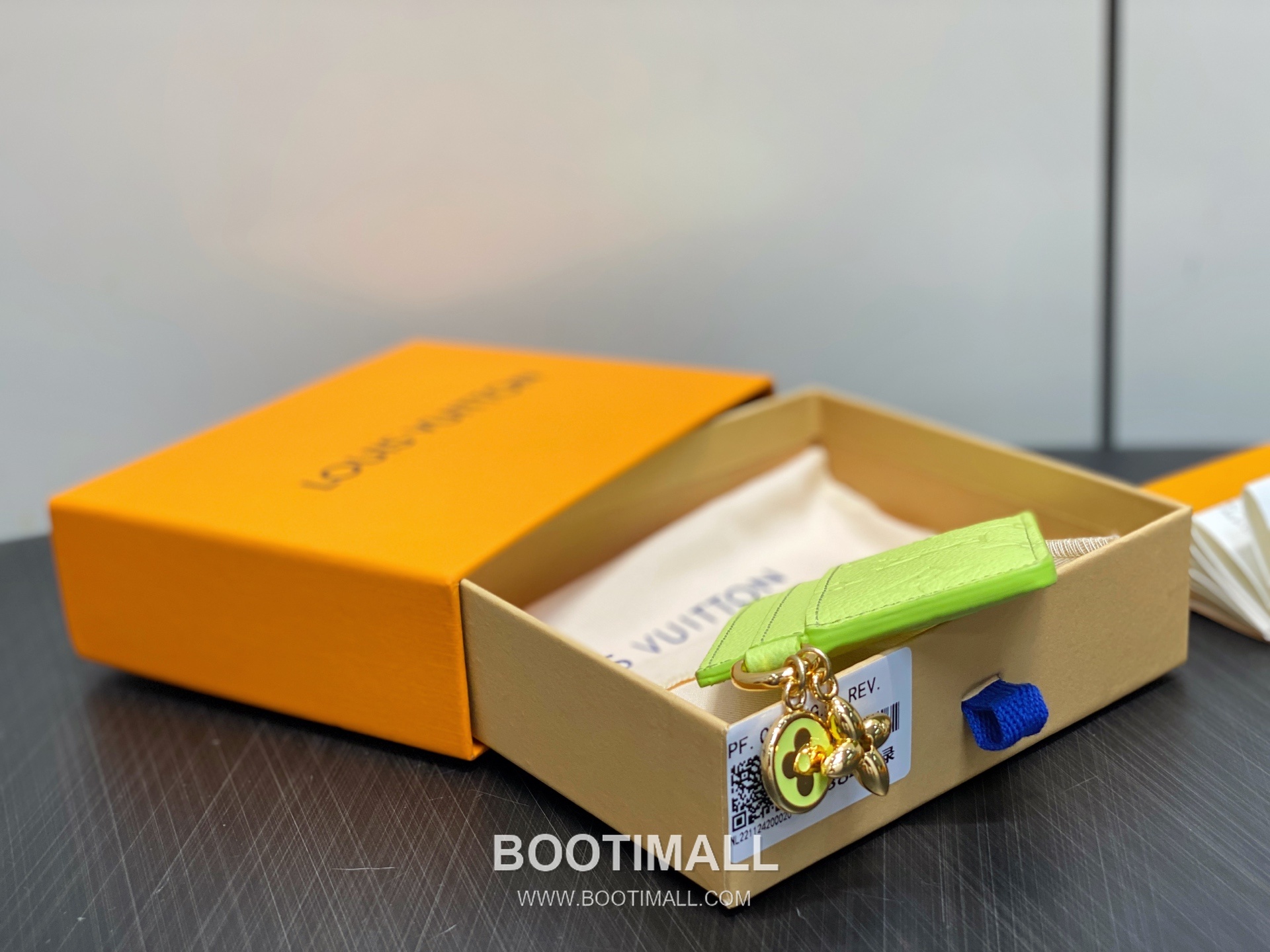 Louis Vuitton LV Charms Monogram Empreinte Leather Card Holder Wallet with Flower Charm Detail 루이비통 LV 참스 모노그램 앙프렝뜨 레더 플라워 참 카드지갑 M13645 10.2cm 3