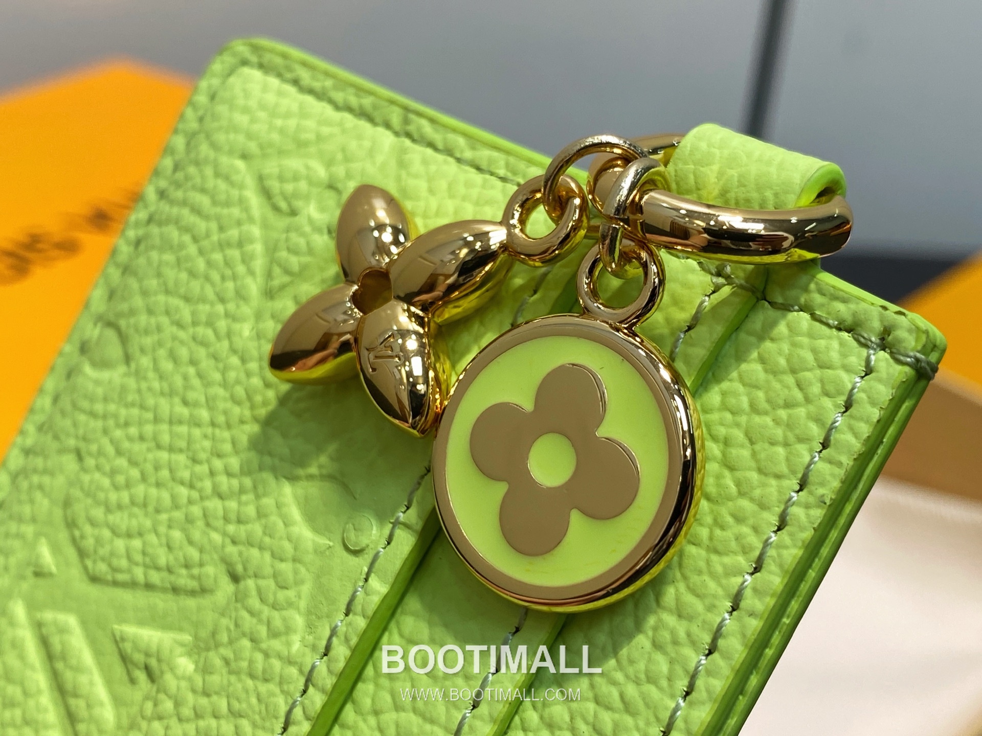 Louis Vuitton LV Charms Monogram Empreinte Leather Card Holder Wallet with Flower Charm Detail 루이비통 LV 참스 모노그램 앙프렝뜨 레더 플라워 참 카드지갑 M13645 10.2cm 4