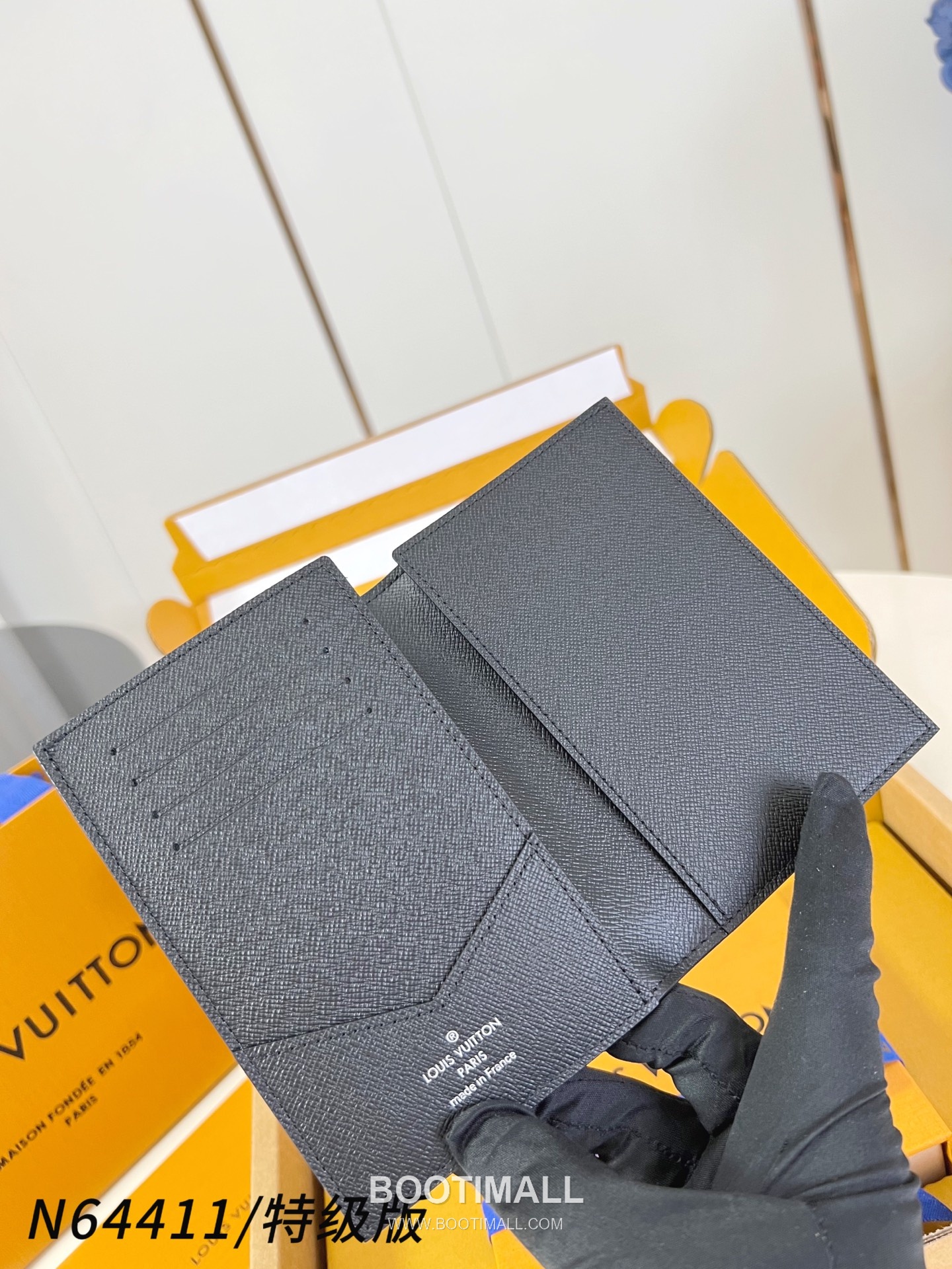 Louis Vuitton Passport Cover Damier Graphite Coated Canvas Wallet with Card Slot Detail 루이비통 패스포트 커버 다미에 그라파이트 코팅 캔버스 카드슬롯 지갑 N64411 14cm 5