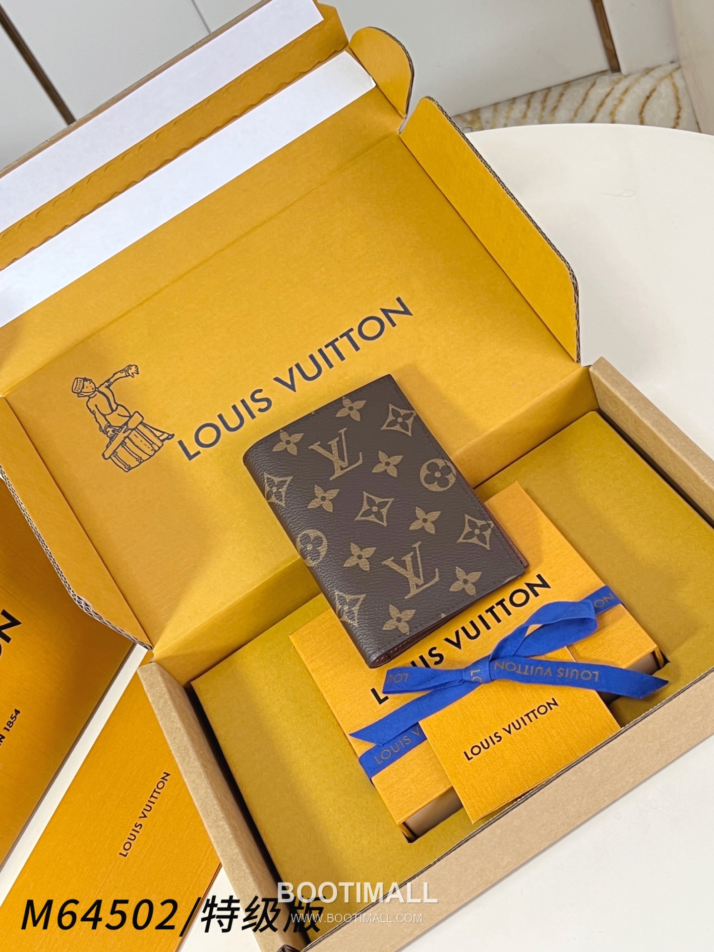 Louis Vuitton Passport Cover Monogram Coated Canvas Wallet with Card Slot Detail 루이비통 패스포트 커버 모노그램 코팅 캔버스 카드슬롯 지갑 M64502 14cm 1