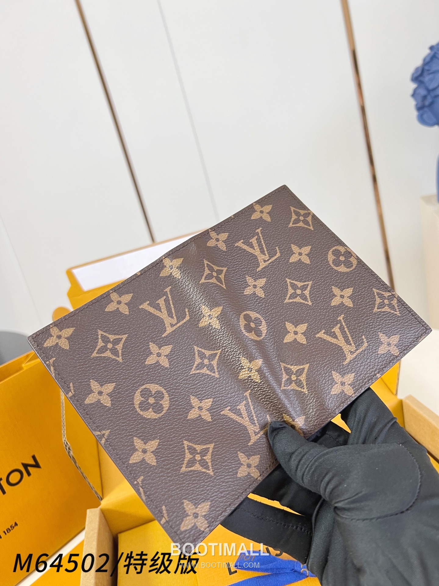 Louis Vuitton Passport Cover Monogram Coated Canvas Wallet with Card Slot Detail 루이비통 패스포트 커버 모노그램 코팅 캔버스 카드슬롯 지갑 M64502 14cm 4