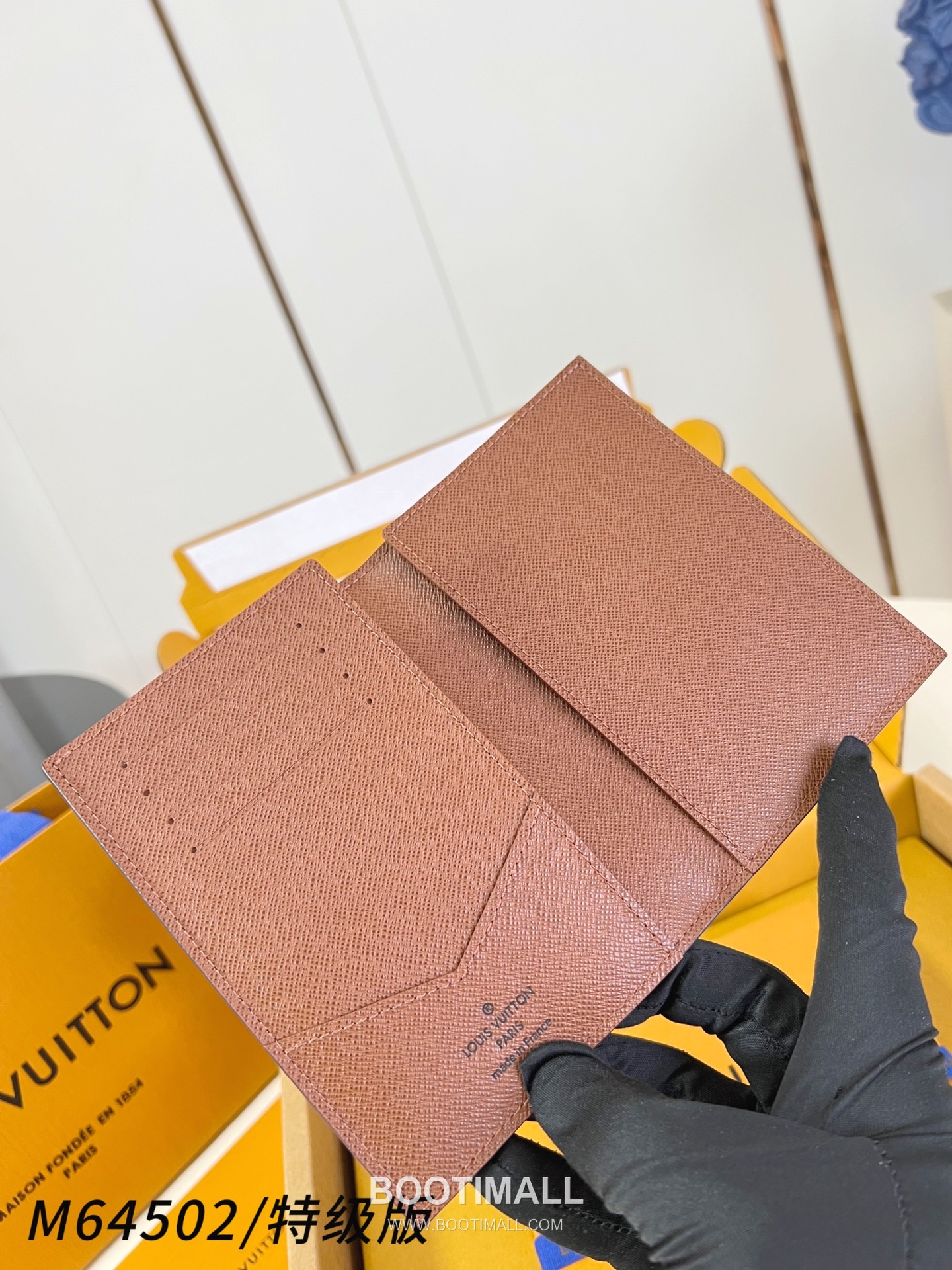 Louis Vuitton Passport Cover Monogram Coated Canvas Wallet with Card Slot Detail 루이비통 패스포트 커버 모노그램 코팅 캔버스 카드슬롯 지갑 M64502 14cm 5