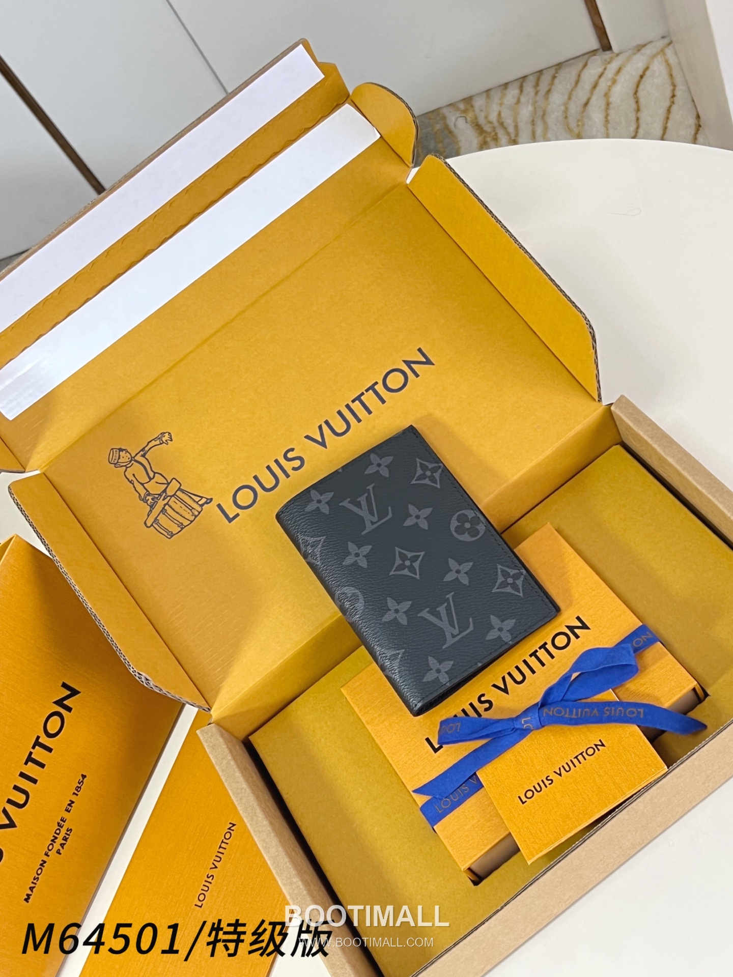 Louis Vuitton Passport Cover Monogram Coated Canvas Wallet with Card Slot Detail 루이비통 패스포트 커버 모노그램 코팅 캔버스 카드슬롯 지갑 M64501 14cm 1