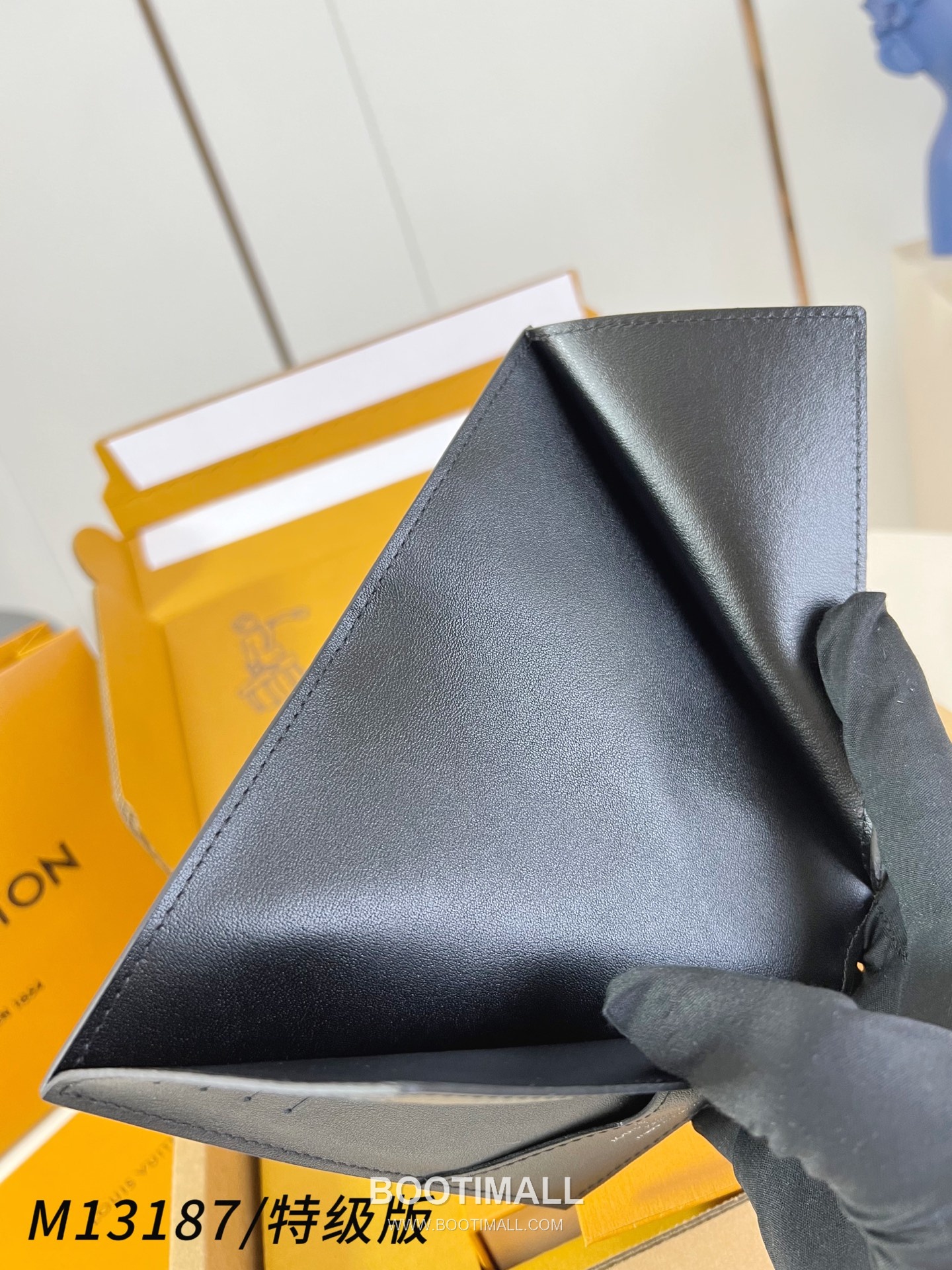 Louis Vuitton Passport Cover Monogram Shadow Calfskin Leather Wallet with Card Slot Detail 루이비통 패스포트 커버 모노그램 쉐도우 카프스킨 카드슬롯 지갑 M13187 14cm 7