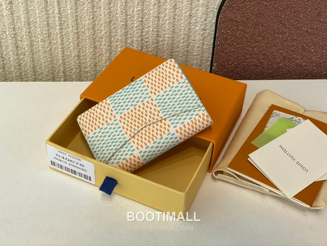 Louis Vuitton Pocket Organizer Damier Heritage Coated Canvas Card Holder Wallet with Logo Detail 루이비통 포켓 오거나이저 다미에 헤리티지 코팅 캔버스 로고 카드지갑 N40677 11.1cm 2