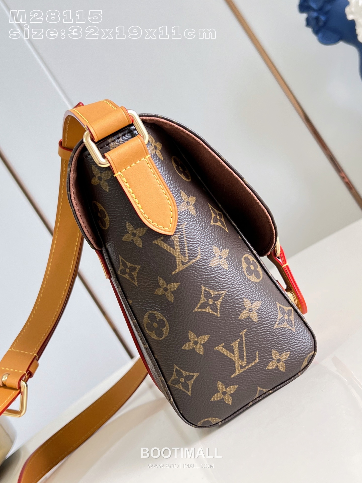 Louis Vuitton Christopher Messenger Monogram Archive Canvas Crossbody Bag with Flap Detail 루이비통 크리스토퍼 메신저 모노그램 아카이브 캔버스 플랩 크로스백 M28115 32cm 3