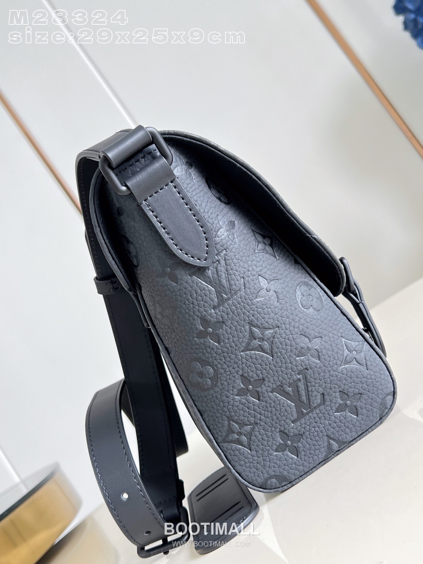 Louis Vuitton Christopher Messenger Monogram Archive Canvas Crossbody Bag with Flap Detail 루이비통 크리스토퍼 메신저 모노그램 아카이브 캔버스 플랩 크로스백 M28324 32cm 3