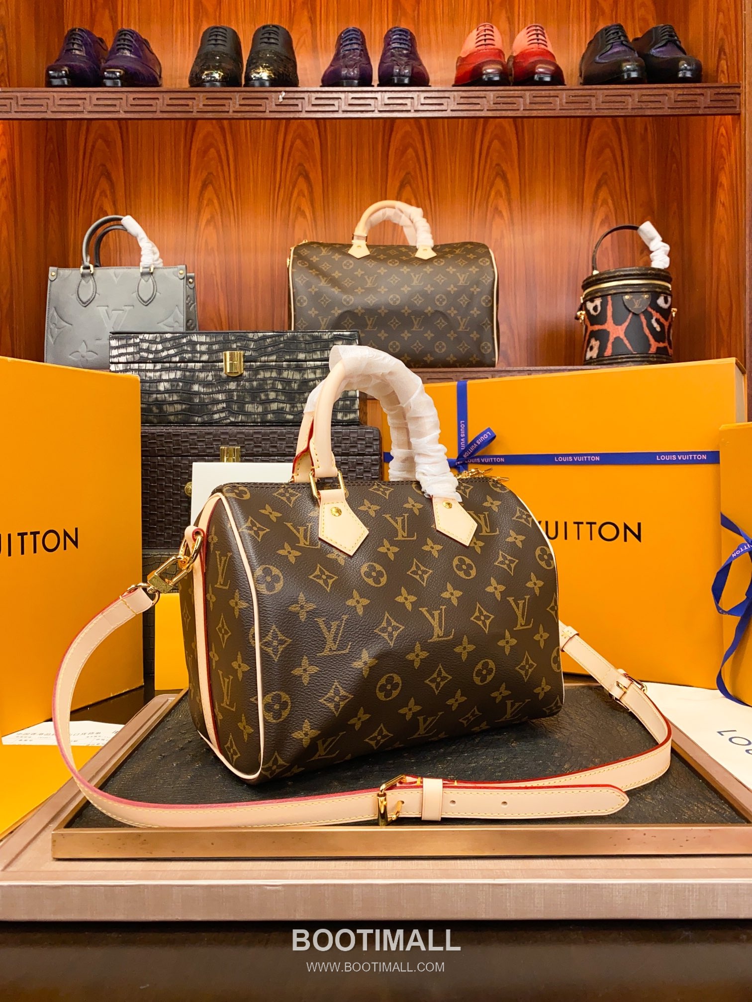 Louis Vuitton Speedy Bandouliere 25 Monogram Canvas Leather Top Handle Shoulder Bag with Lock Detail 루이비통 스피디 반둘리에 25 모노그램 캔버스 락장식 토트 숄더백 M41113 25cm 2