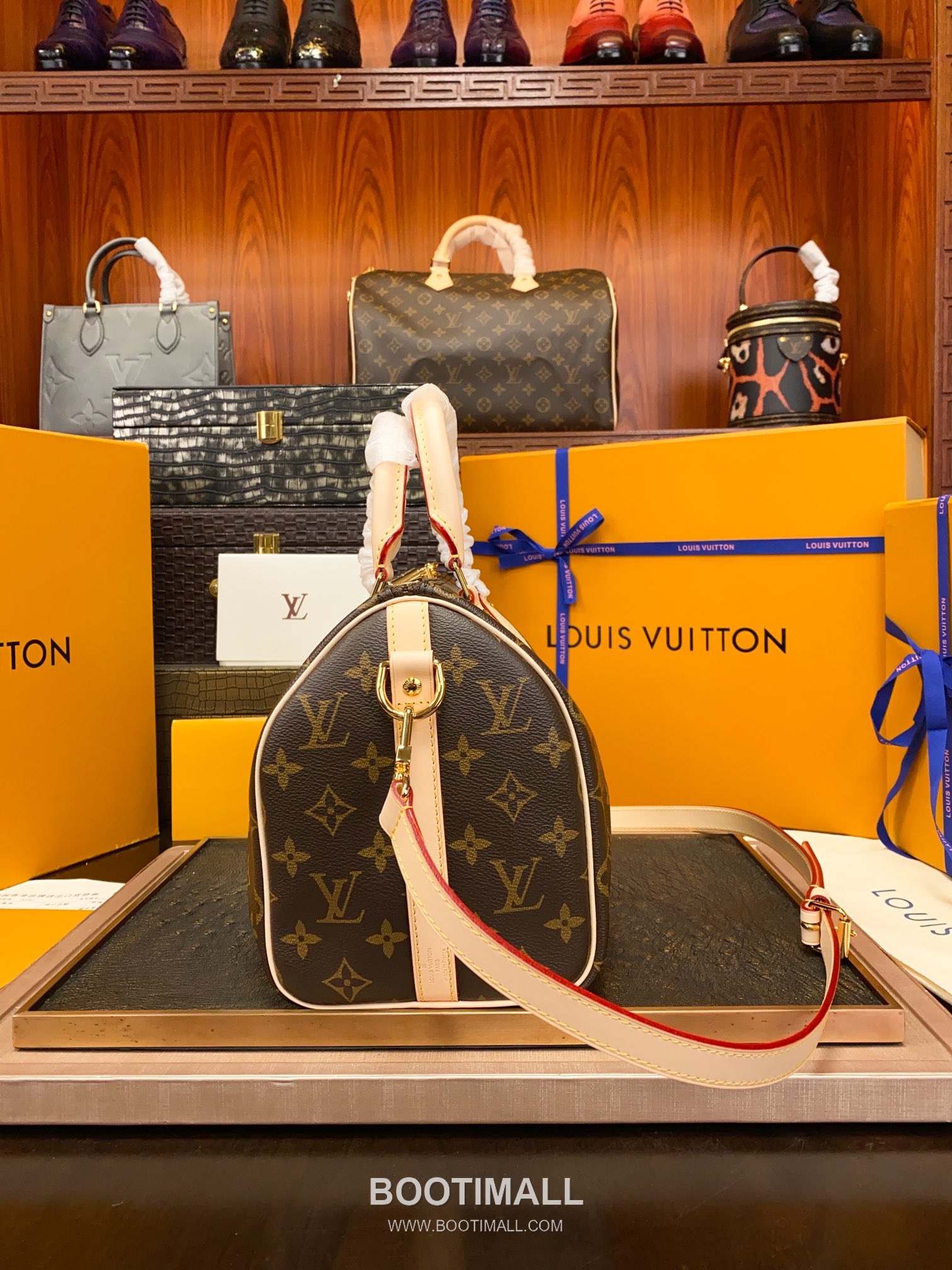 Louis Vuitton Speedy Bandouliere 25 Monogram Canvas Leather Top Handle Shoulder Bag with Lock Detail 루이비통 스피디 반둘리에 25 모노그램 캔버스 락장식 토트 숄더백 M41113 25cm 3