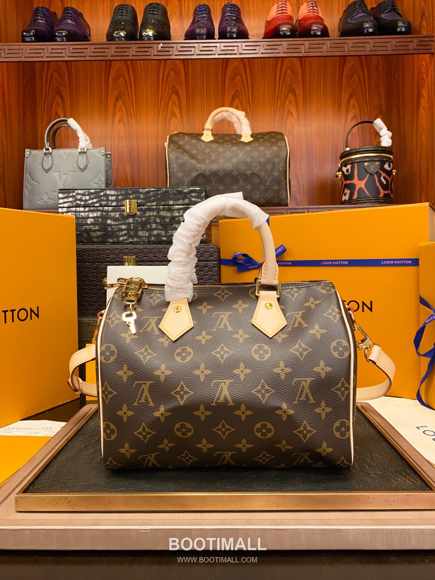 Louis Vuitton Speedy Bandouliere 25 Monogram Canvas Leather Top Handle Shoulder Bag with Lock Detail 루이비통 스피디 반둘리에 25 모노그램 캔버스 락장식 토트 숄더백 M41113 25cm 4