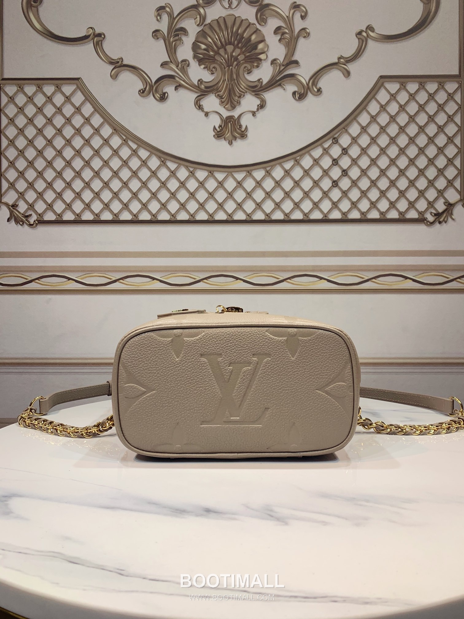 Louis Vuitton Vanity PM Giant Monogram Embossed Leather Top Handle Crossbody Bag with Lock Detail 루이비통 바니티 PM 자이언트 모노그램 엠보싱 레더 락장식 크로스 핸드백 M45608 19cm 4