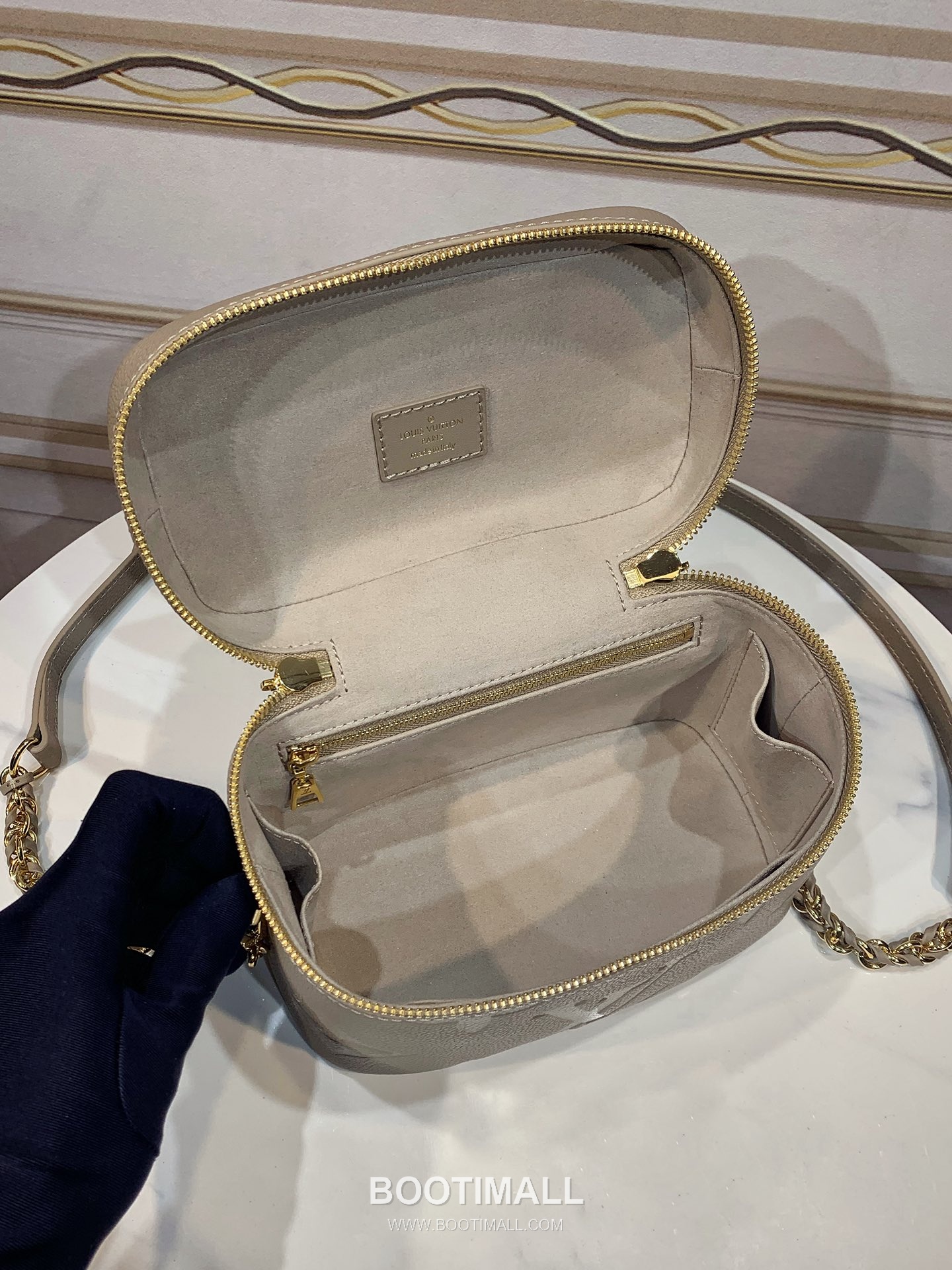 Louis Vuitton Vanity PM Giant Monogram Embossed Leather Top Handle Crossbody Bag with Lock Detail 루이비통 바니티 PM 자이언트 모노그램 엠보싱 레더 락장식 크로스 핸드백 M45608 19cm 5