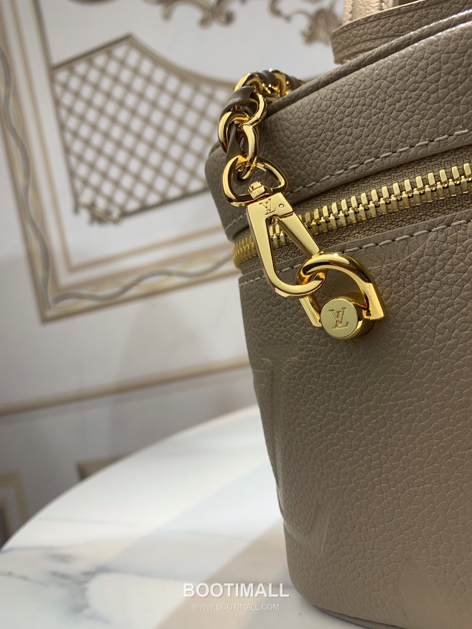 Louis Vuitton Vanity PM Giant Monogram Embossed Leather Top Handle Crossbody Bag with Lock Detail 루이비통 바니티 PM 자이언트 모노그램 엠보싱 레더 락장식 크로스 핸드백 M45608 19cm 6