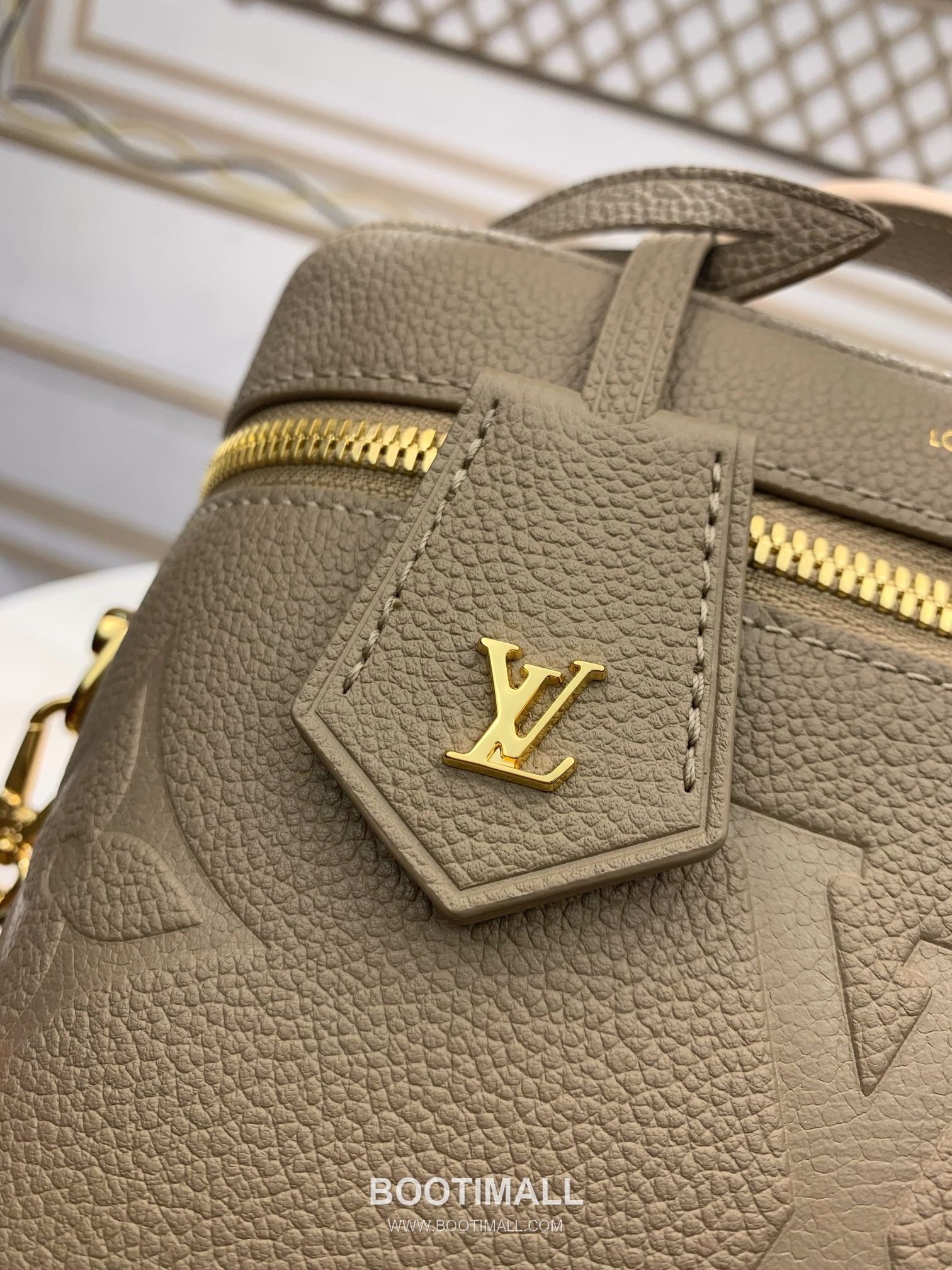 Louis Vuitton Vanity PM Giant Monogram Embossed Leather Top Handle Crossbody Bag with Lock Detail 루이비통 바니티 PM 자이언트 모노그램 엠보싱 레더 락장식 크로스 핸드백 M45608 19cm 7