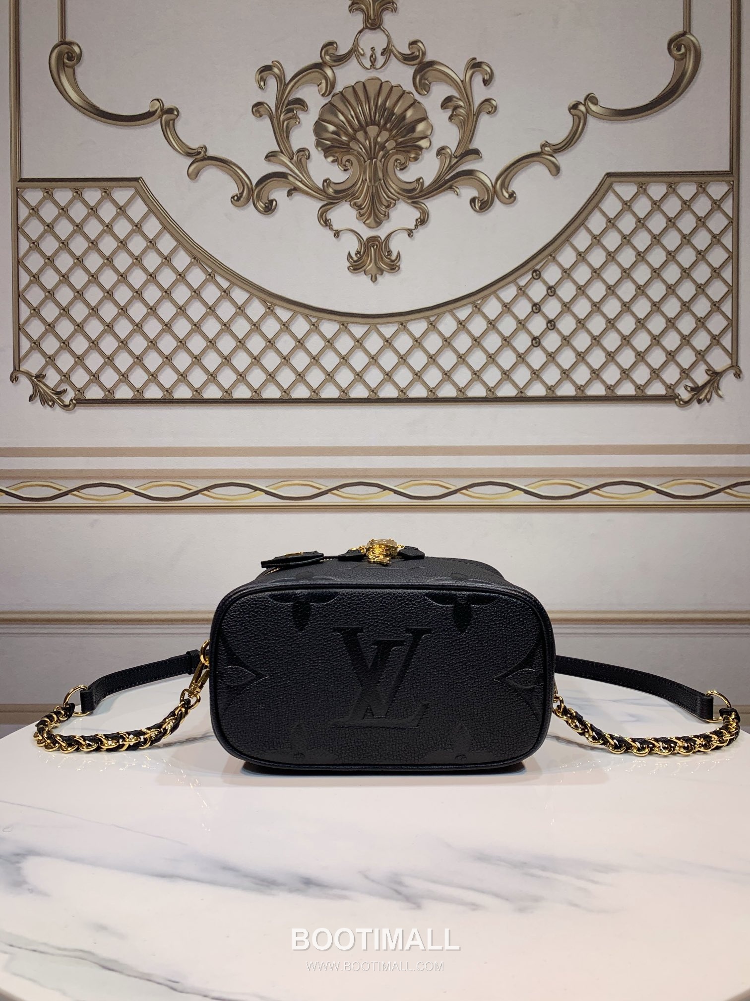 Louis Vuitton Vanity PM Giant Monogram Embossed Leather Top Handle Crossbody Bag with Lock Detail 루이비통 바니티 PM 자이언트 모노그램 엠보싱 레더 락장식 크로스 핸드백 M45598 19cm 4