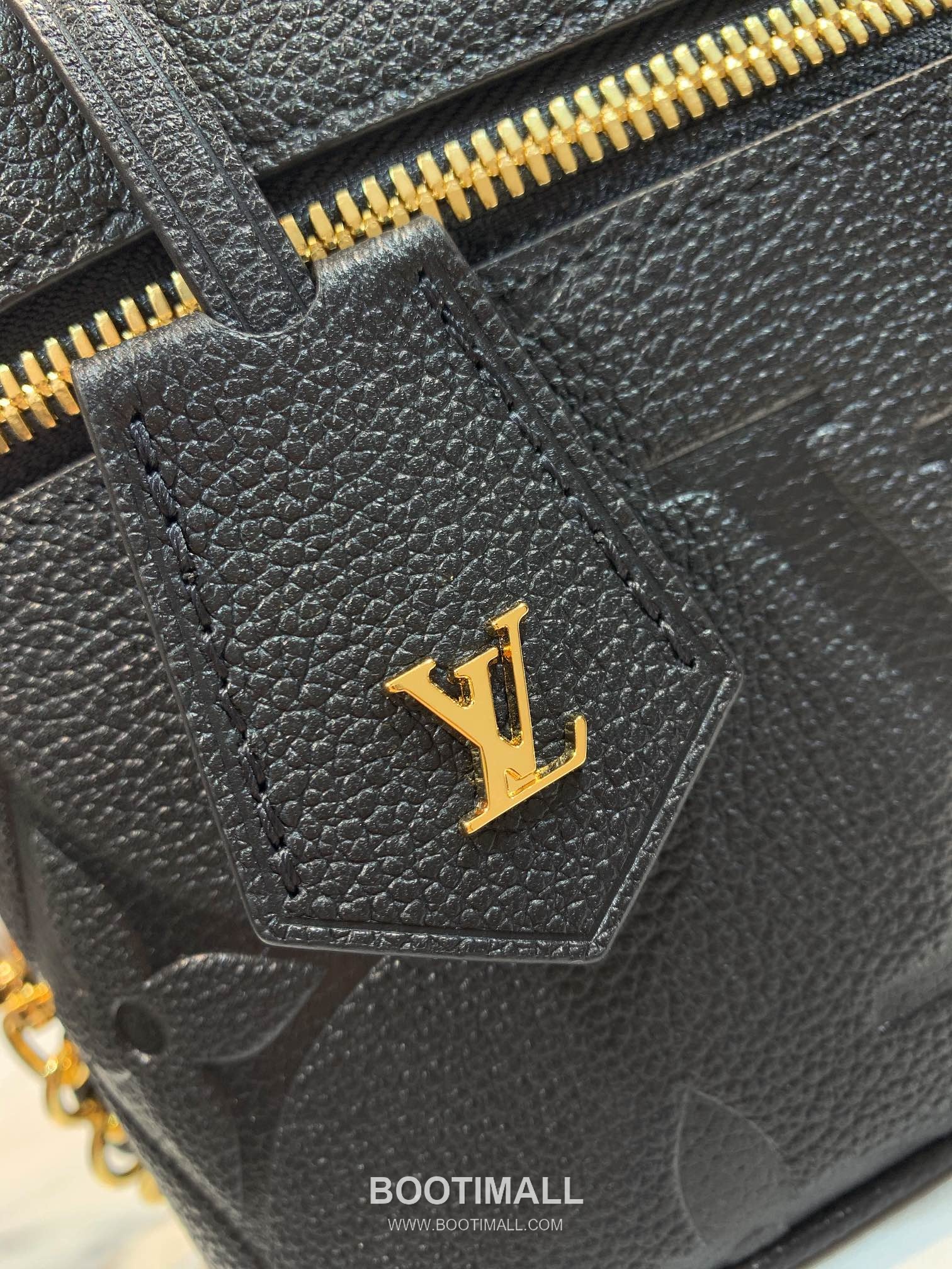 Louis Vuitton Vanity PM Giant Monogram Embossed Leather Top Handle Crossbody Bag with Lock Detail 루이비통 바니티 PM 자이언트 모노그램 엠보싱 레더 락장식 크로스 핸드백 M45598 19cm 6