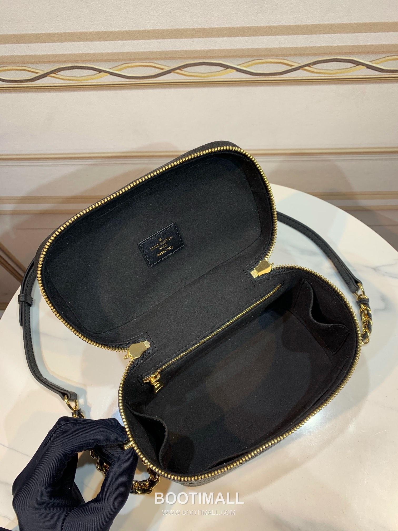 Louis Vuitton Vanity PM Giant Monogram Embossed Leather Top Handle Crossbody Bag with Lock Detail 루이비통 바니티 PM 자이언트 모노그램 엠보싱 레더 락장식 크로스 핸드백 M45598 19cm 9