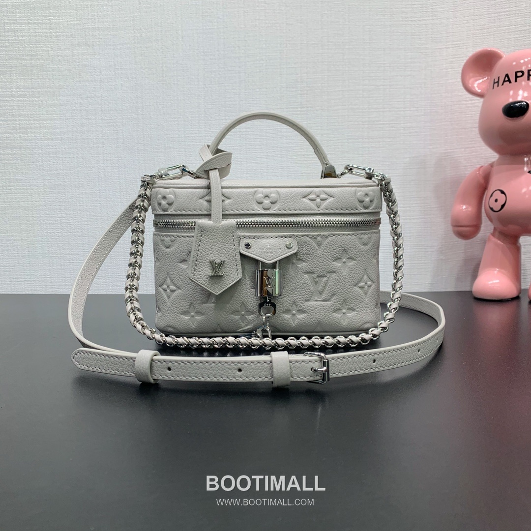 Louis Vuitton Vanity Chain Pouch Monogram Empreinte Leather Shoulder Bag with Chain Strap Lock Detail 루이비통 바니티 체인 파우치 모노그램 앙프렝뜨 레더 체인락 숄더백 M13593 19cm 2