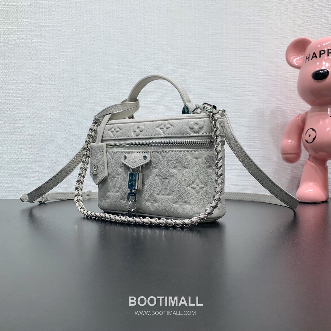 Louis Vuitton Vanity Chain Pouch Monogram Empreinte Leather Shoulder Bag with Chain Strap Lock Detail 루이비통 바니티 체인 파우치 모노그램 앙프렝뜨 레더 체인락 숄더백 M13593 19cm 3
