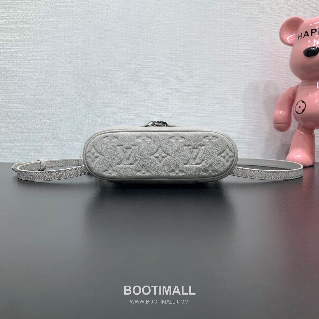 Louis Vuitton Vanity Chain Pouch Monogram Empreinte Leather Shoulder Bag with Chain Strap Lock Detail 루이비통 바니티 체인 파우치 모노그램 앙프렝뜨 레더 체인락 숄더백 M13593 19cm 4