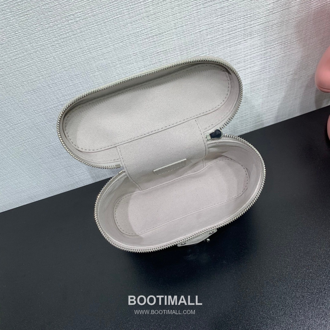 Louis Vuitton Vanity Chain Pouch Monogram Empreinte Leather Shoulder Bag with Chain Strap Lock Detail 루이비통 바니티 체인 파우치 모노그램 앙프렝뜨 레더 체인락 숄더백 M13593 19cm 5