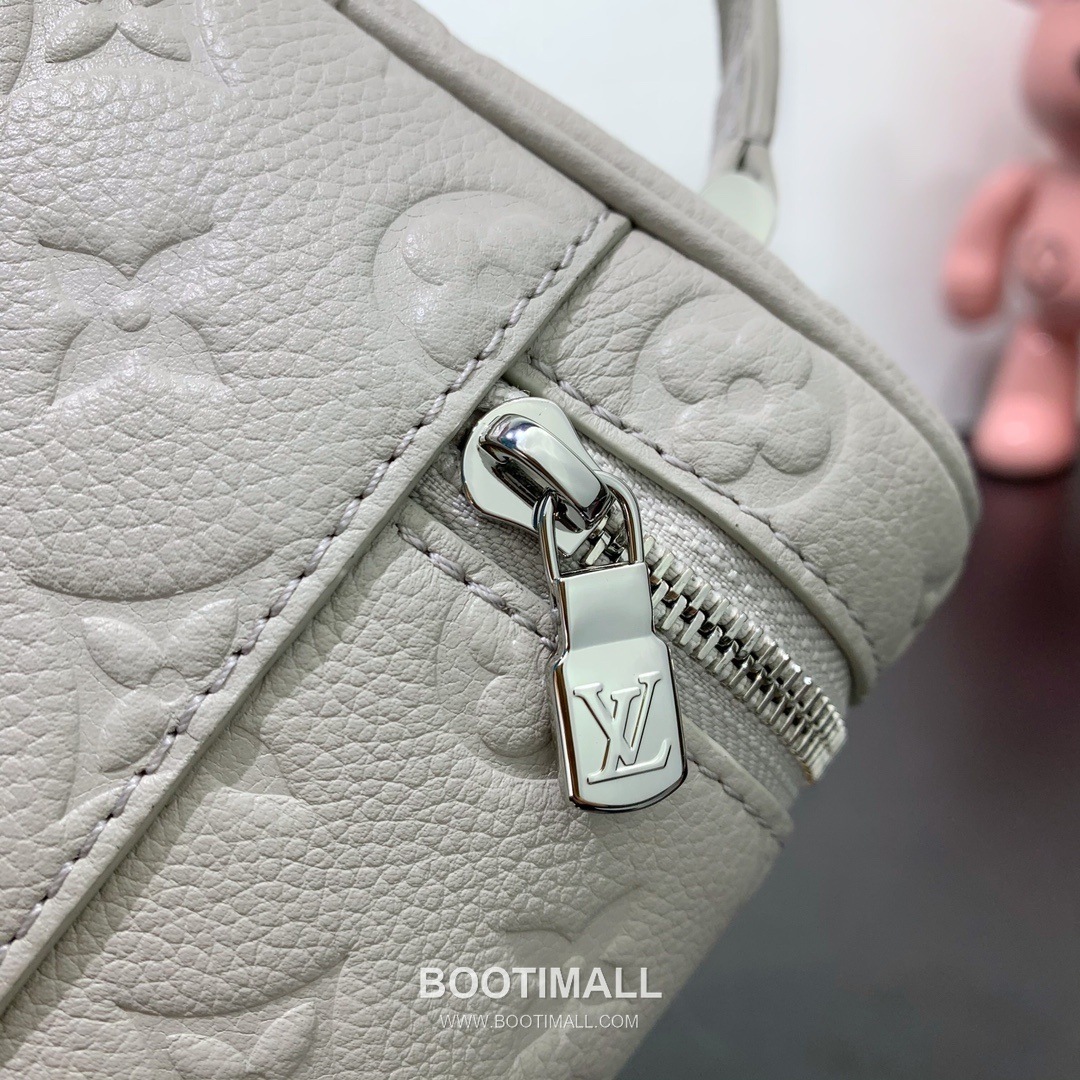 Louis Vuitton Vanity Chain Pouch Monogram Empreinte Leather Shoulder Bag with Chain Strap Lock Detail 루이비통 바니티 체인 파우치 모노그램 앙프렝뜨 레더 체인락 숄더백 M13593 19cm 7