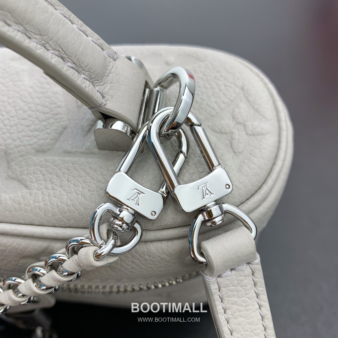 Louis Vuitton Vanity Chain Pouch Monogram Empreinte Leather Shoulder Bag with Chain Strap Lock Detail 루이비통 바니티 체인 파우치 모노그램 앙프렝뜨 레더 체인락 숄더백 M13593 19cm 9