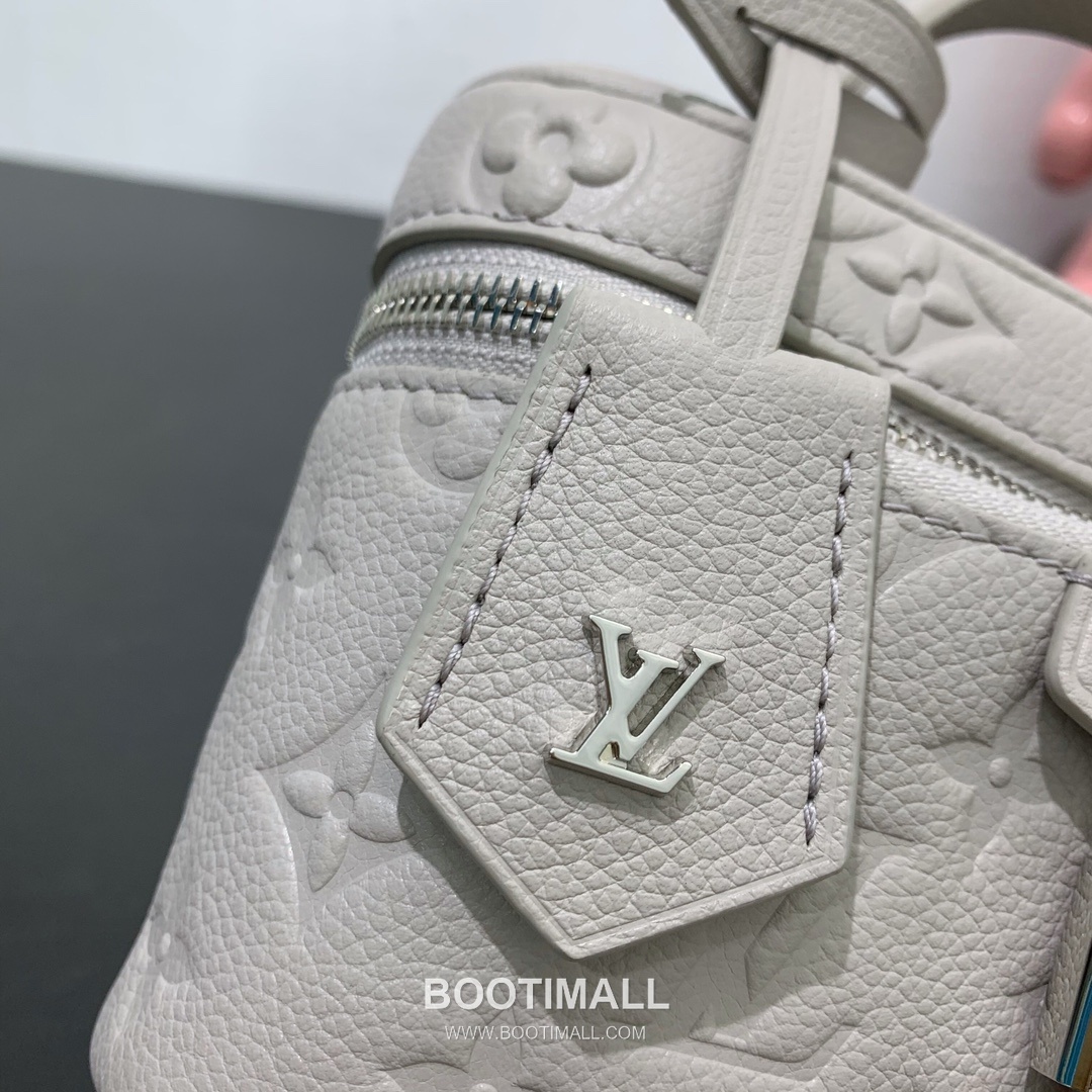 Louis Vuitton Vanity Chain Pouch Monogram Empreinte Leather Shoulder Bag with Chain Strap Lock Detail 루이비통 바니티 체인 파우치 모노그램 앙프렝뜨 레더 체인락 숄더백 M13593 19cm 10