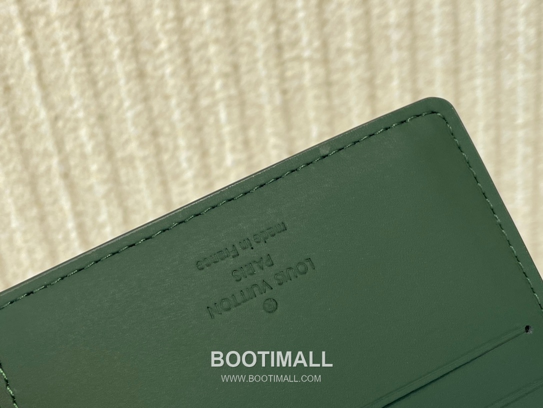 Louis Vuitton Multiple Wallet Monogram Taurillon Leather Wallet with Card Slot Detail 루이비통 멀티플 월렛 모노그램 토릴론 레더 카드슬롯 반지갑 M83055 11.5cm 4