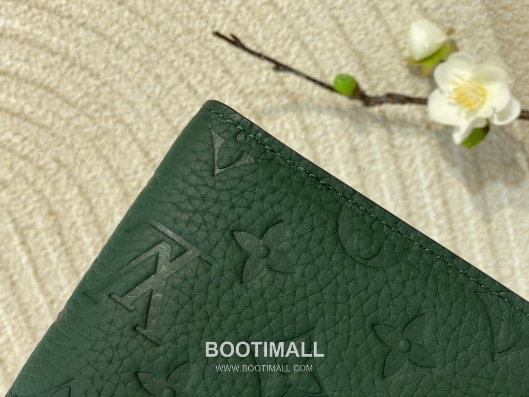 Louis Vuitton Multiple Wallet Monogram Taurillon Leather Wallet with Card Slot Detail 루이비통 멀티플 월렛 모노그램 토릴론 레더 카드슬롯 반지갑 M83055 11.5cm 6