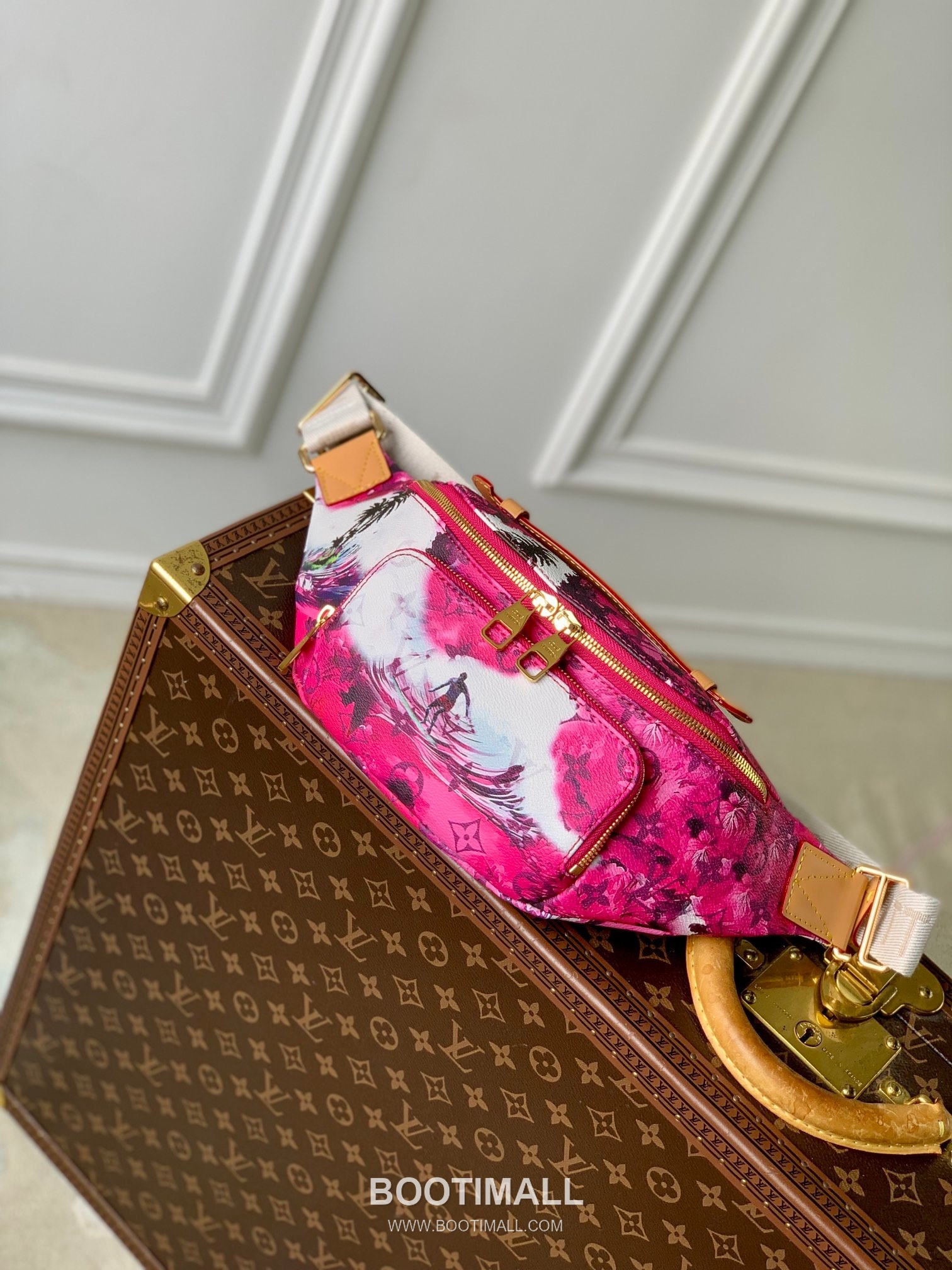 Louis Vuitton Rush Belt Bag Monogram Surfin Canvas Crossbody Bag with Front Zip Pocket Detail 루이비통 러시 벨트백 모노그램 서핀 캔버스 프론트지퍼 크로스백 M24987 30cm 1