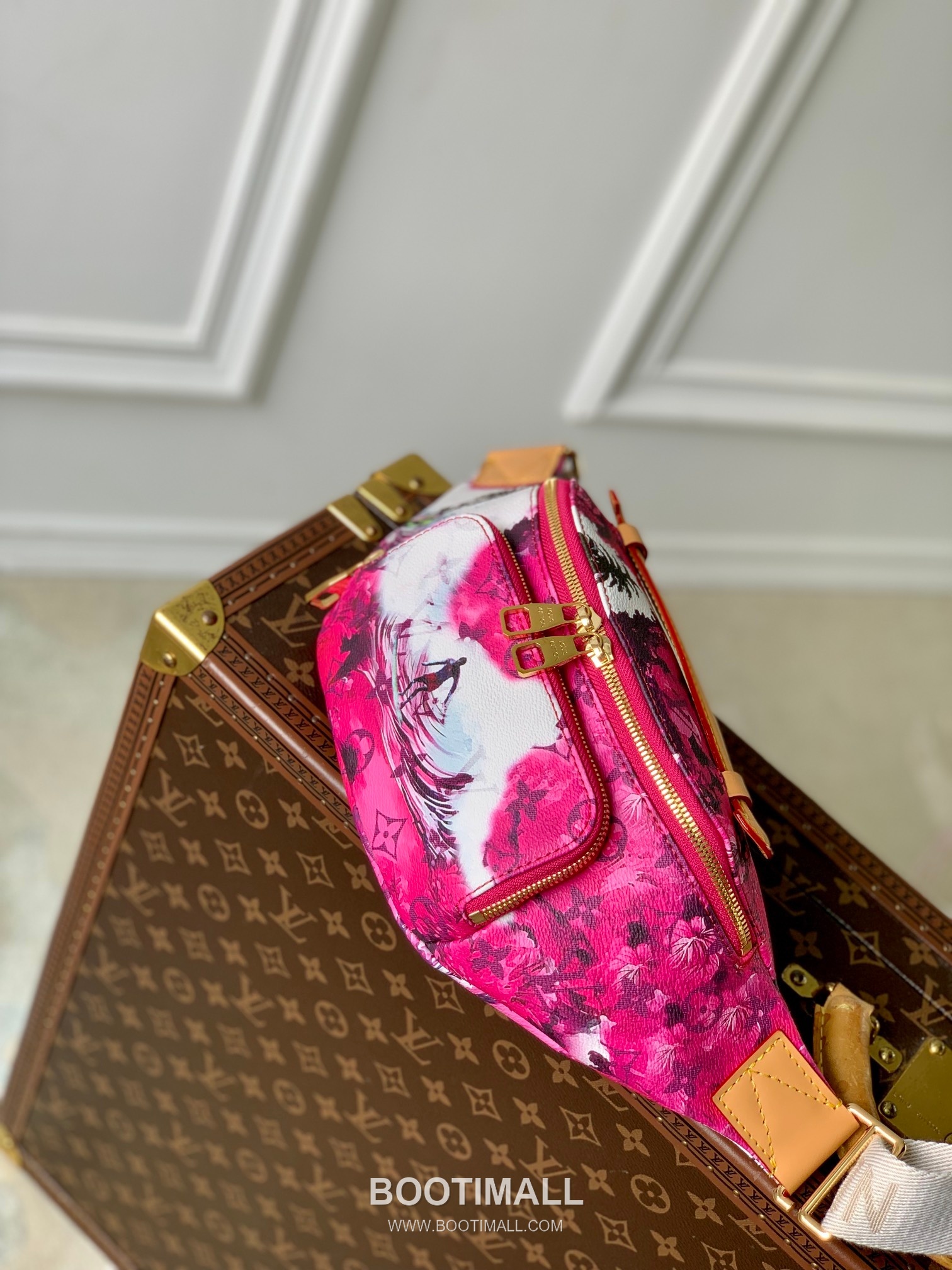 Louis Vuitton Rush Belt Bag Monogram Surfin Canvas Crossbody Bag with Front Zip Pocket Detail 루이비통 러시 벨트백 모노그램 서핀 캔버스 프론트지퍼 크로스백 M24987 30cm 2