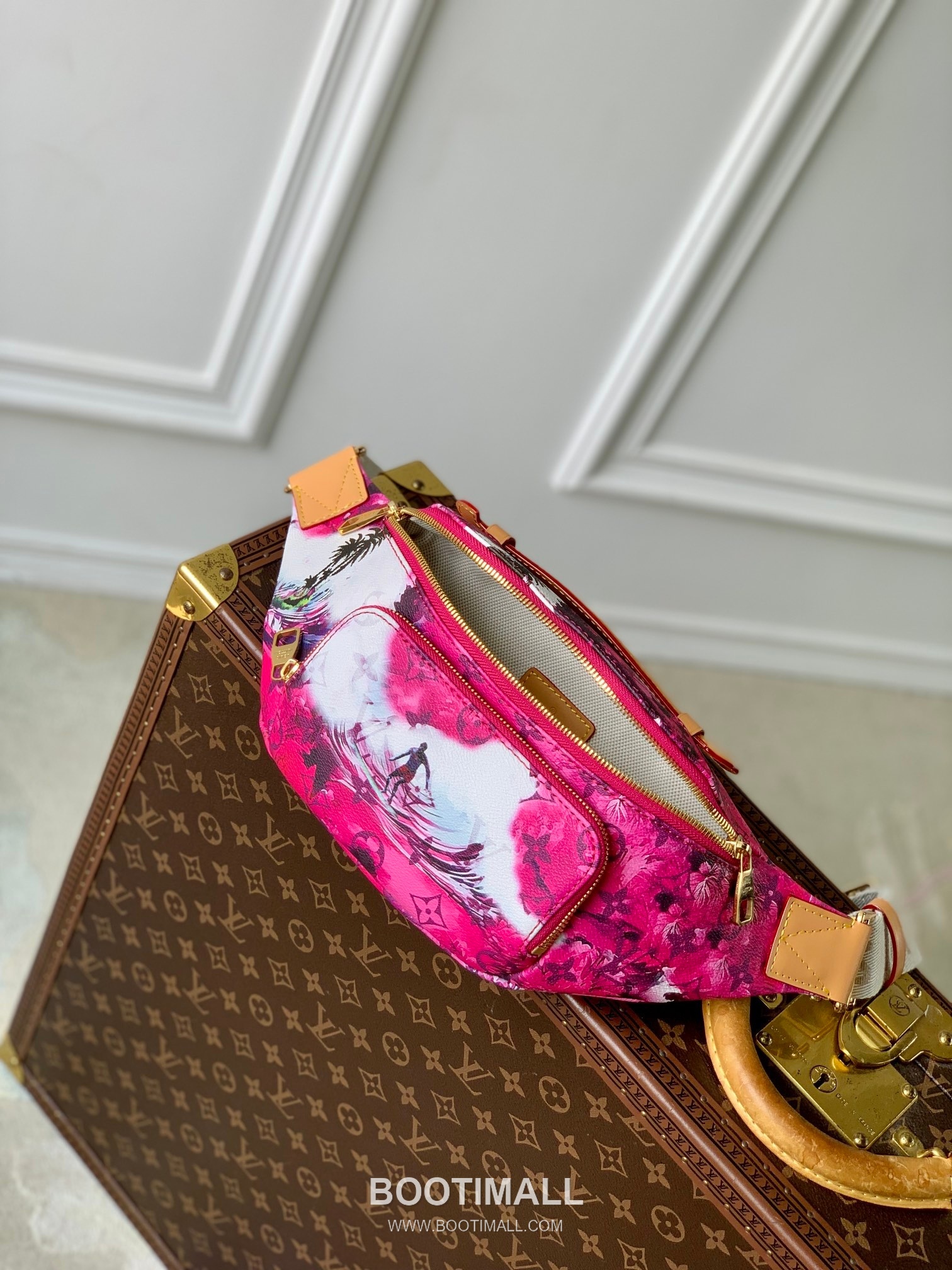 Louis Vuitton Rush Belt Bag Monogram Surfin Canvas Crossbody Bag with Front Zip Pocket Detail 루이비통 러시 벨트백 모노그램 서핀 캔버스 프론트지퍼 크로스백 M24987 30cm 9