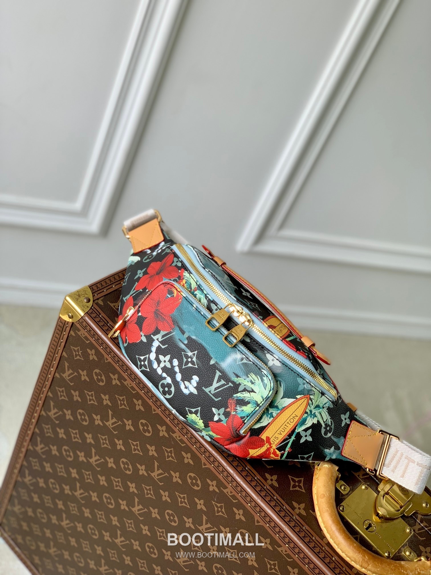 Louis Vuitton Rush Belt Bag Monogram Surfin Canvas Crossbody Bag with Front Zip Pocket Detail 루이비통 러시 벨트백 모노그램 서핀 캔버스 프론트지퍼 크로스백 M24992 30cm 1
