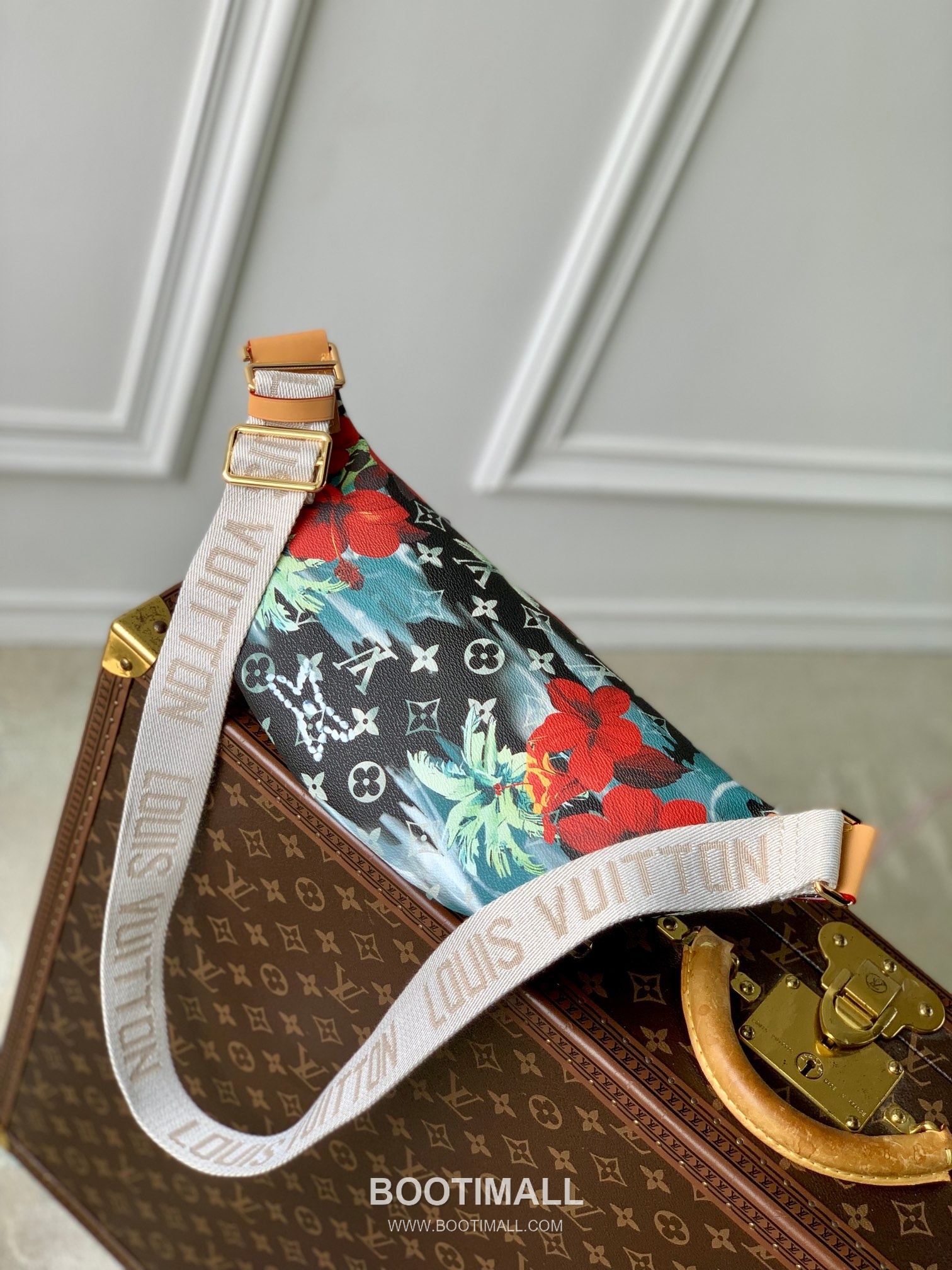 Louis Vuitton Rush Belt Bag Monogram Surfin Canvas Crossbody Bag with Front Zip Pocket Detail 루이비통 러시 벨트백 모노그램 서핀 캔버스 프론트지퍼 크로스백 M24992 30cm 3