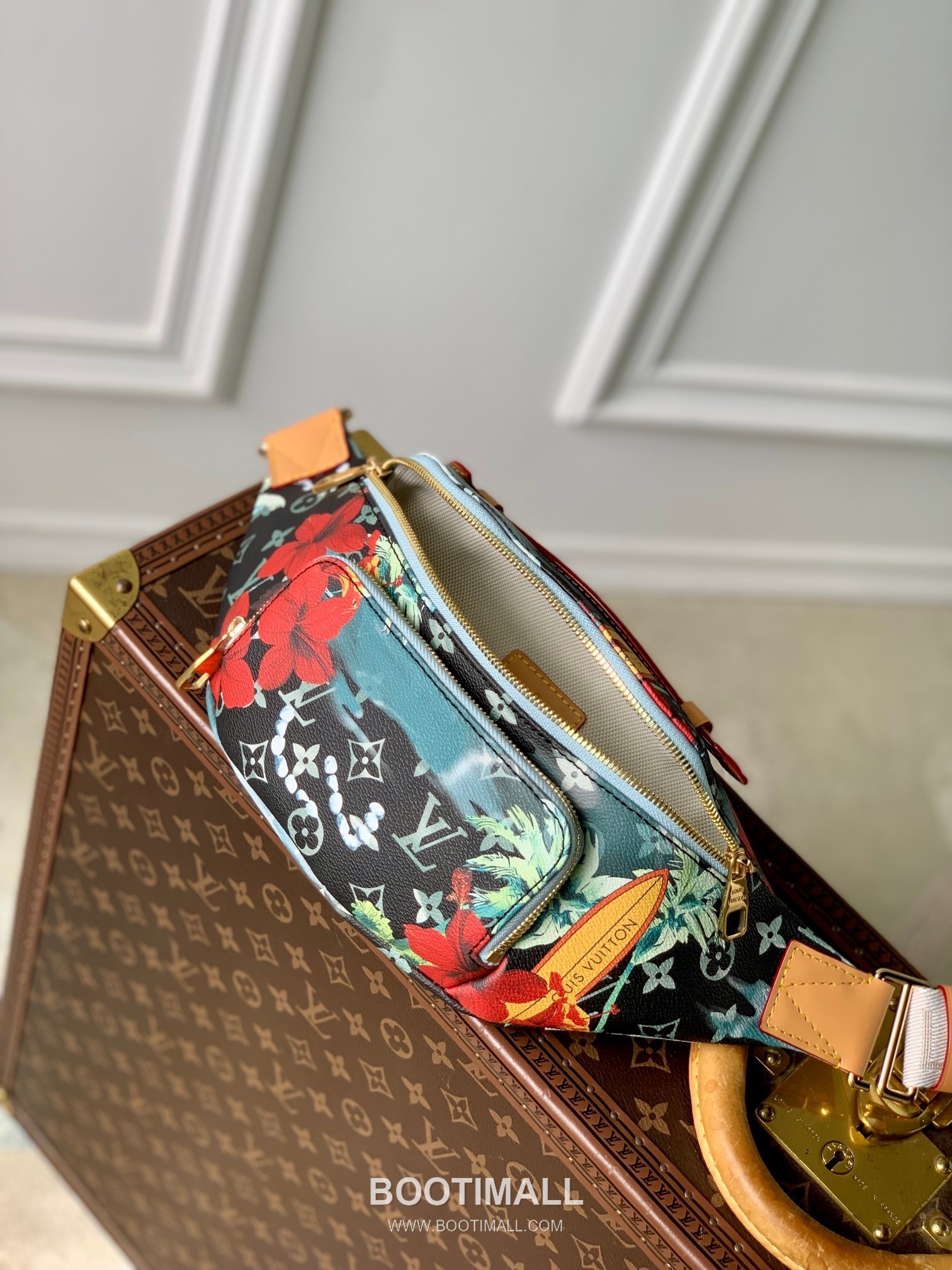 Louis Vuitton Rush Belt Bag Monogram Surfin Canvas Crossbody Bag with Front Zip Pocket Detail 루이비통 러시 벨트백 모노그램 서핀 캔버스 프론트지퍼 크로스백 M24992 30cm 9