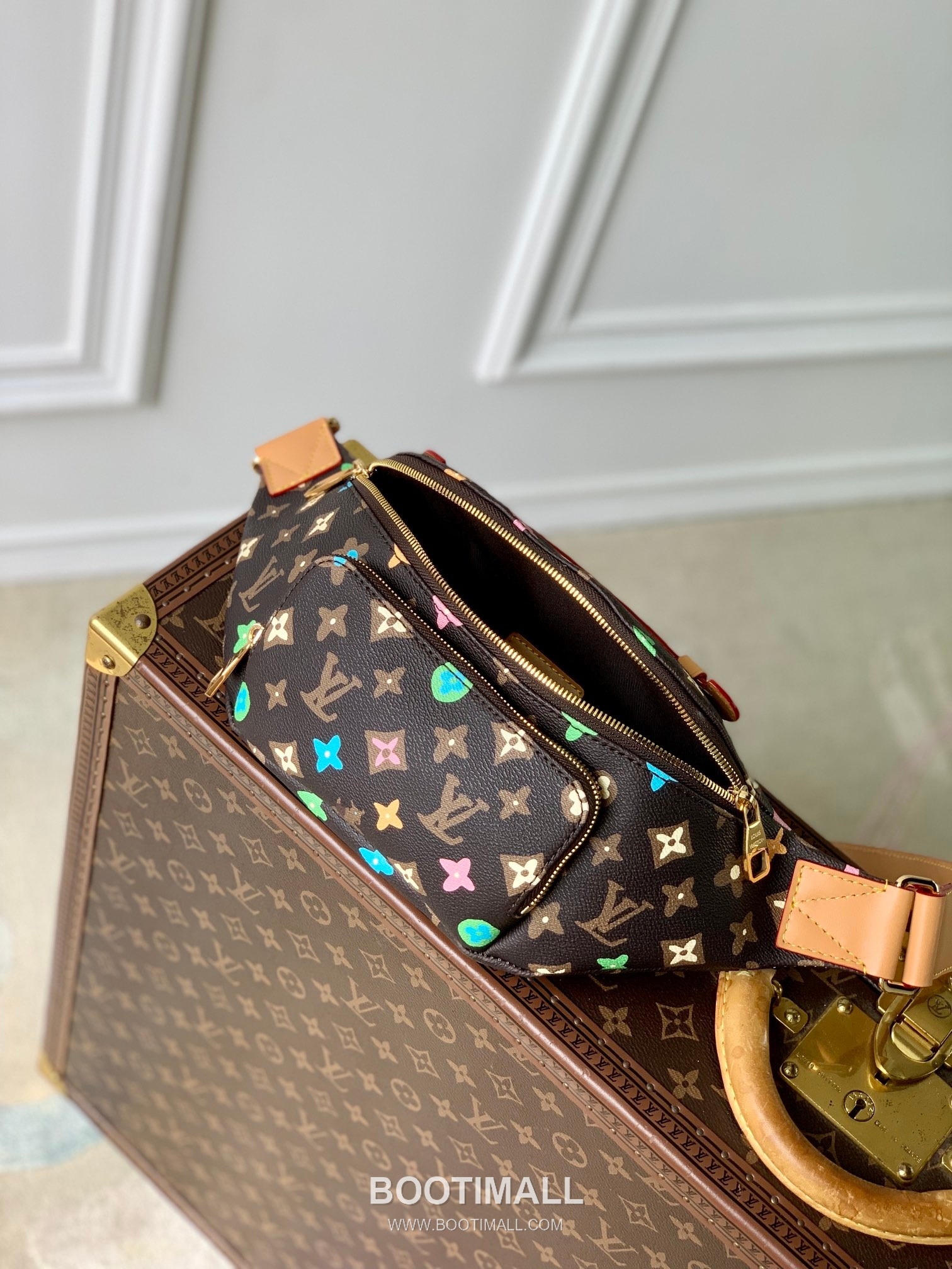 Louis Vuitton Rush Belt Bag Monogram Surfin Canvas Crossbody Bag with Front Zip Pocket Detail 루이비통 러시 벨트백 모노그램 서핀 캔버스 프론트지퍼 크로스백 M24858 30cm 9