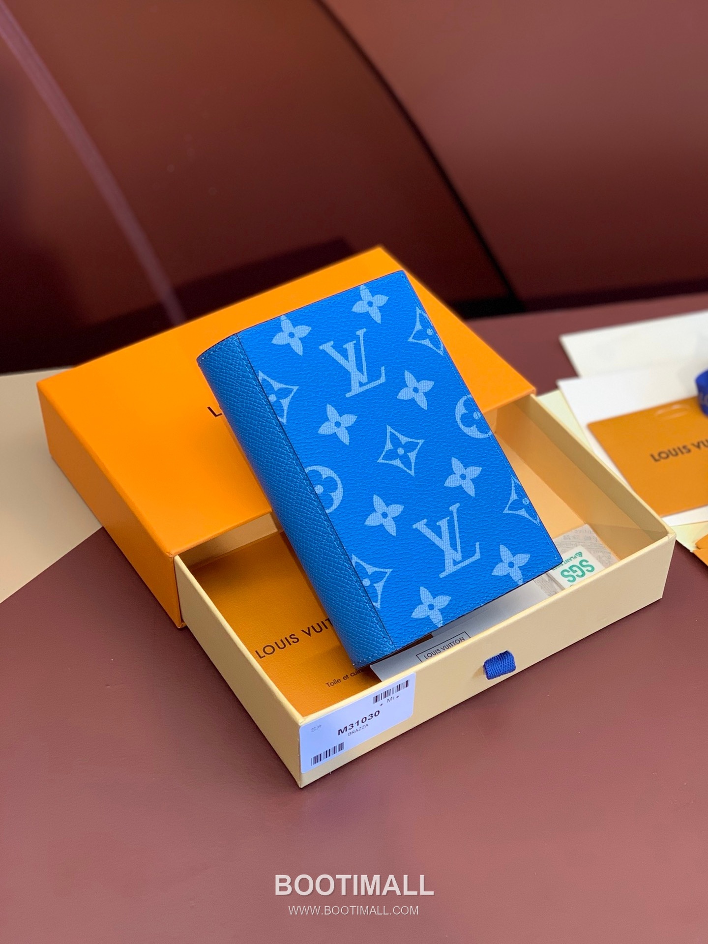 Louis Vuitton Passport Cover Taigarama Leather Monogram Canvas Wallet with Card Slot Detail 루이비통 패스포트 커버 타이가라마 레더 모노그램 캔버스 카드슬롯 지갑 M31030 14cm 1