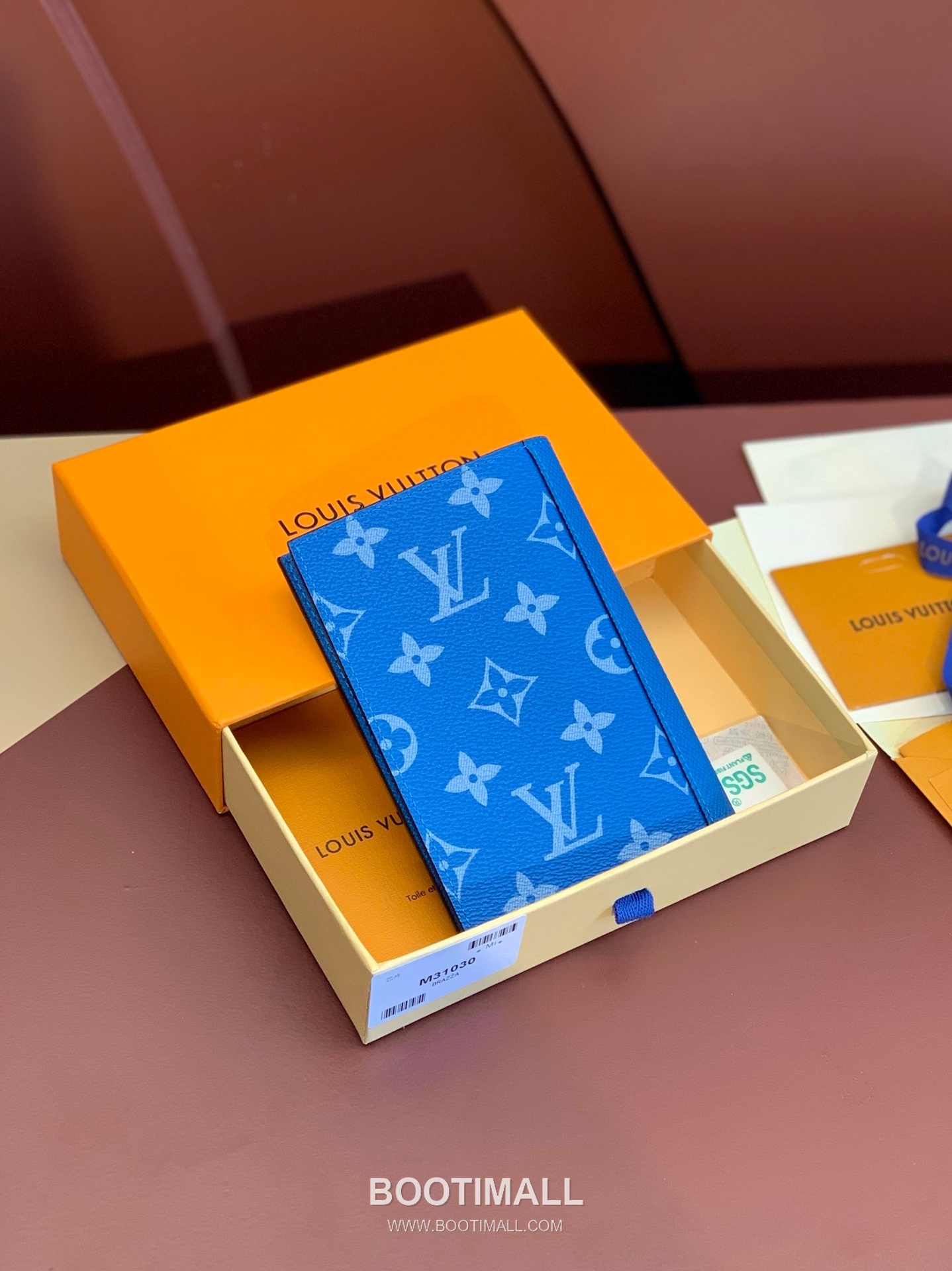 Louis Vuitton Passport Cover Taigarama Leather Monogram Canvas Wallet with Card Slot Detail 루이비통 패스포트 커버 타이가라마 레더 모노그램 캔버스 카드슬롯 지갑 M31030 14cm 2