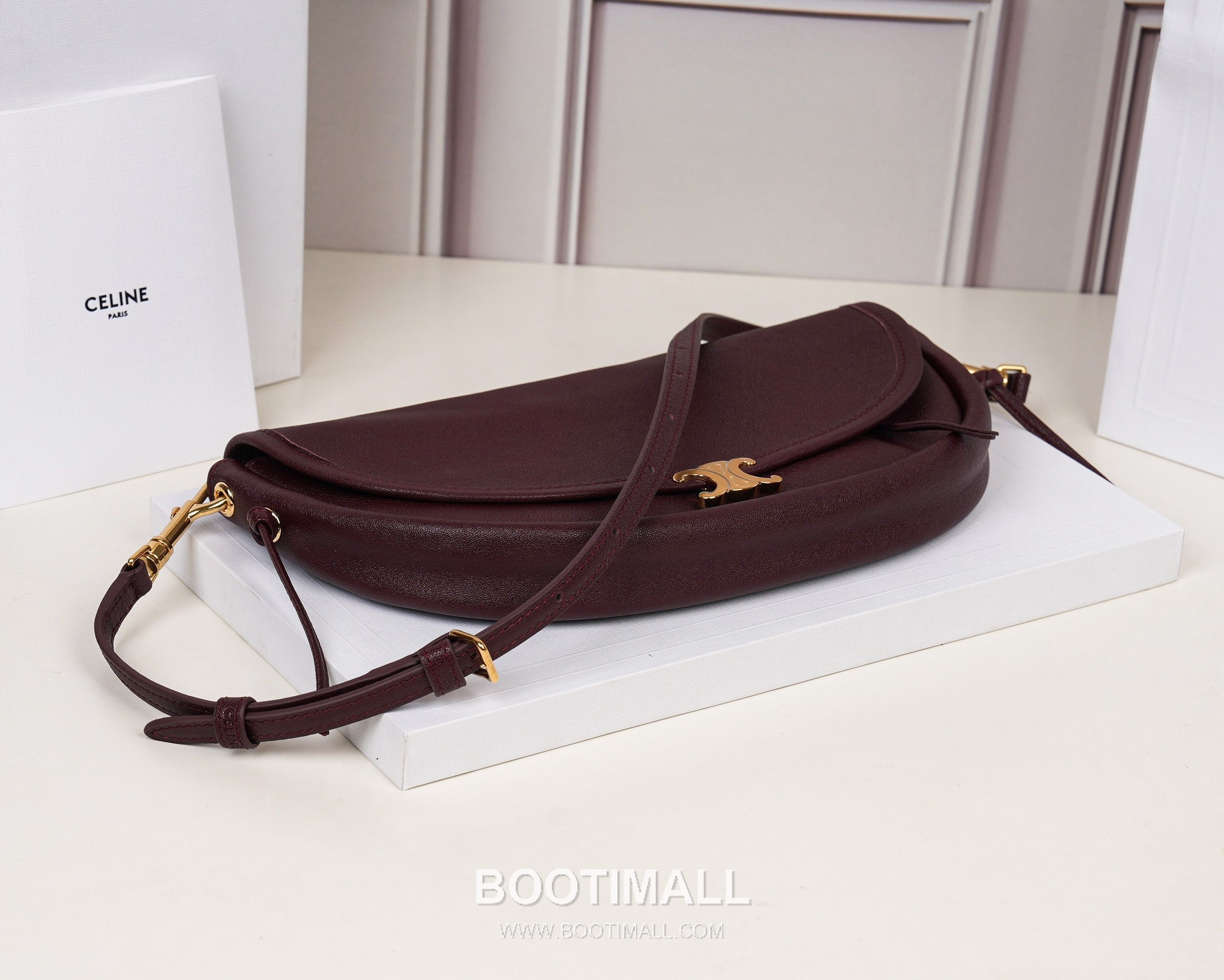 Celine Calfskin Leather Shoulder Bag with Chain Strap Detail 셀린느 스몰 카프스킨 블랙 숄더백 L102U3 25.5cm 5