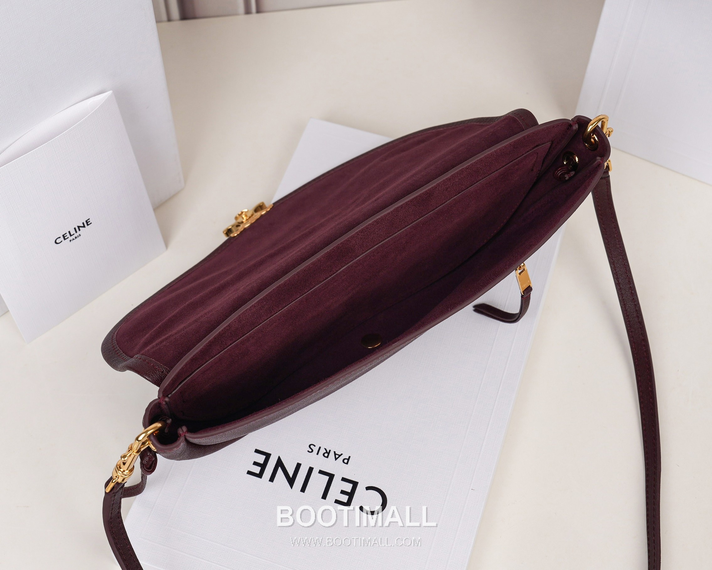 Celine Calfskin Leather Shoulder Bag with Chain Strap Detail 셀린느 스몰 카프스킨 블랙 숄더백 L102U3 25.5cm 9