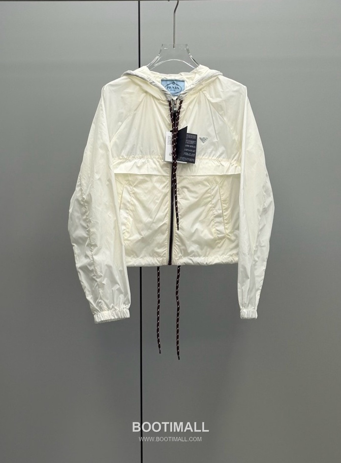 Prada 2026 Resort Nylon Drawstring Hooded Zip Jacket Logo Patch 프라다 2026 리조트 나일론 드로우스트링 후드 집업 재킷 로고 패치 화이트 1