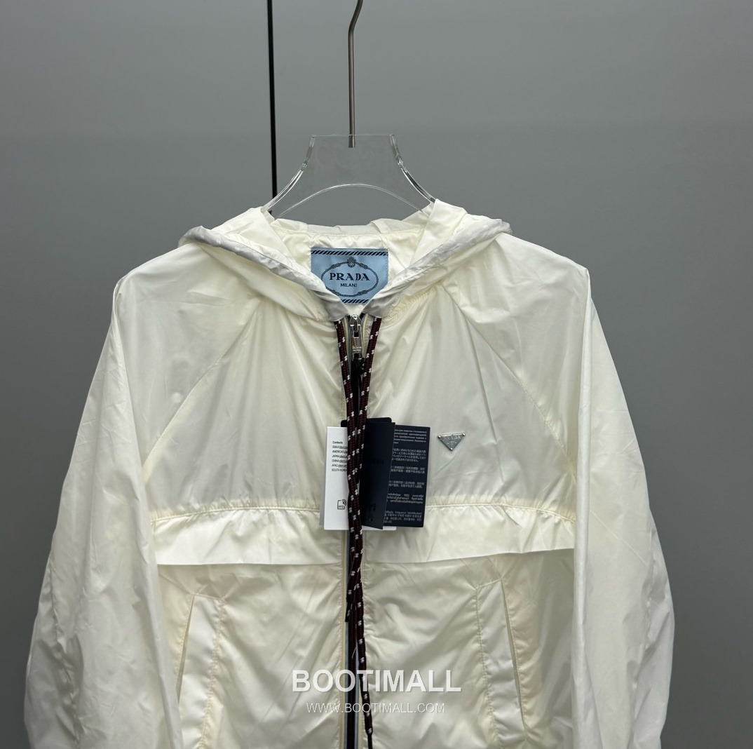 Prada 2026 Resort Nylon Drawstring Hooded Zip Jacket Logo Patch 프라다 2026 리조트 나일론 드로우스트링 후드 집업 재킷 로고 패치 화이트 2