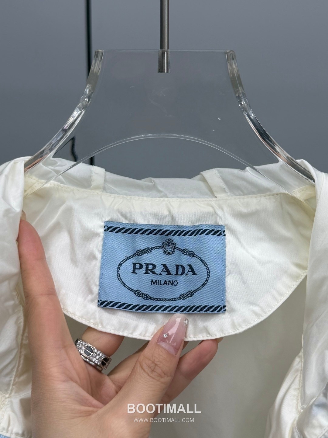 Prada 2026 Resort Nylon Drawstring Hooded Zip Jacket Logo Patch 프라다 2026 리조트 나일론 드로우스트링 후드 집업 재킷 로고 패치 화이트 3