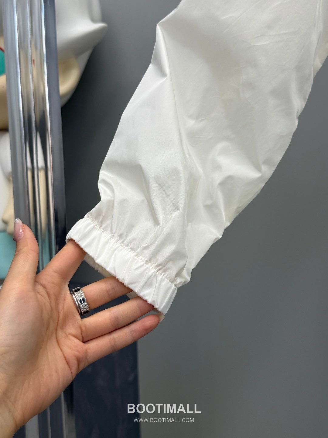 Prada 2026 Resort Nylon Drawstring Hooded Zip Jacket Logo Patch 프라다 2026 리조트 나일론 드로우스트링 후드 집업 재킷 로고 패치 화이트 5