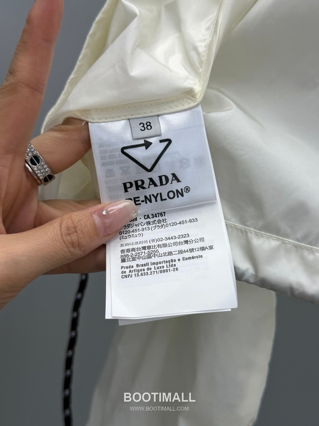 Prada 2026 Resort Nylon Drawstring Hooded Zip Jacket Logo Patch 프라다 2026 리조트 나일론 드로우스트링 후드 집업 재킷 로고 패치 화이트 6