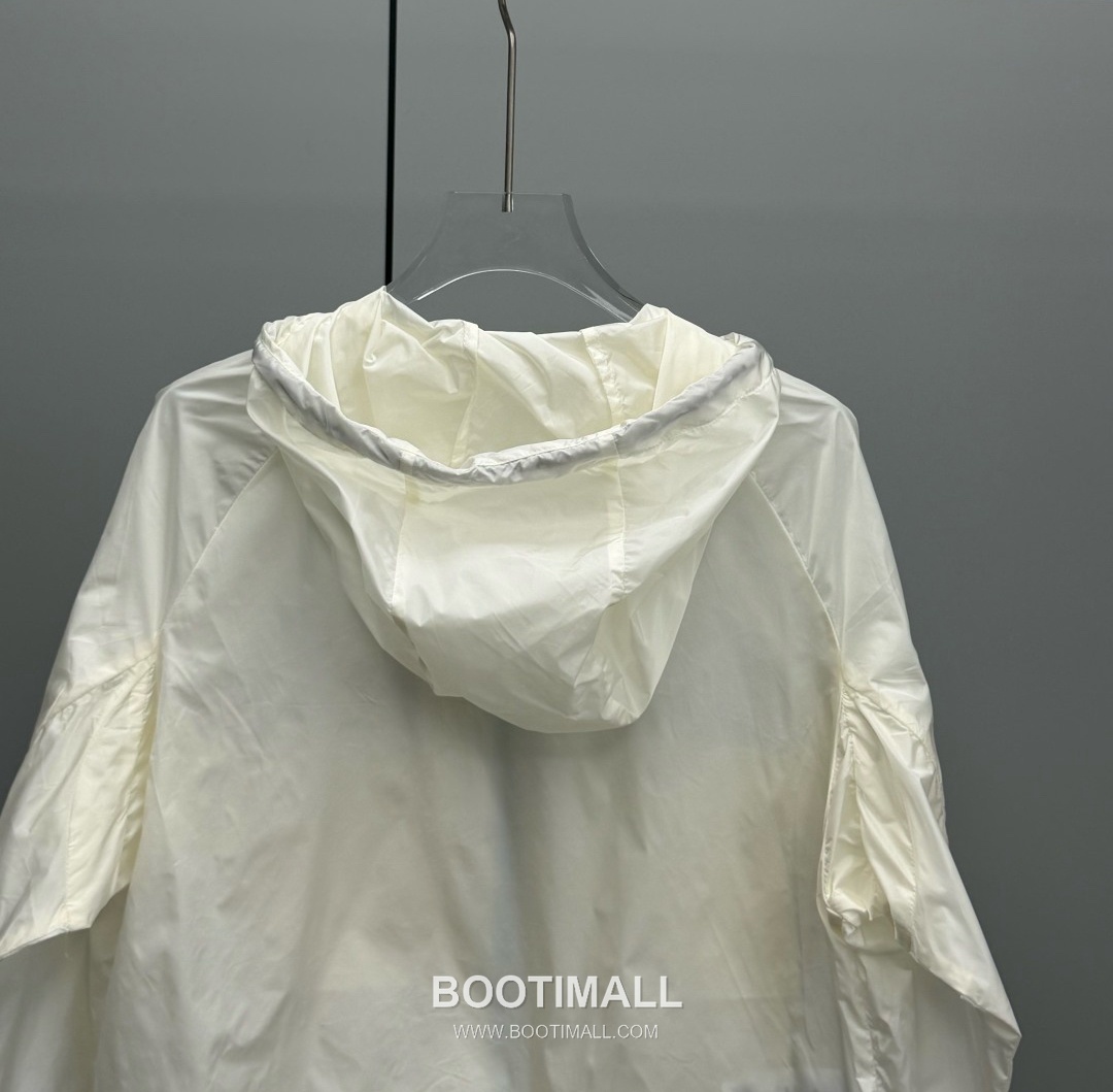 Prada 2026 Resort Nylon Drawstring Hooded Zip Jacket Logo Patch 프라다 2026 리조트 나일론 드로우스트링 후드 집업 재킷 로고 패치 화이트 8