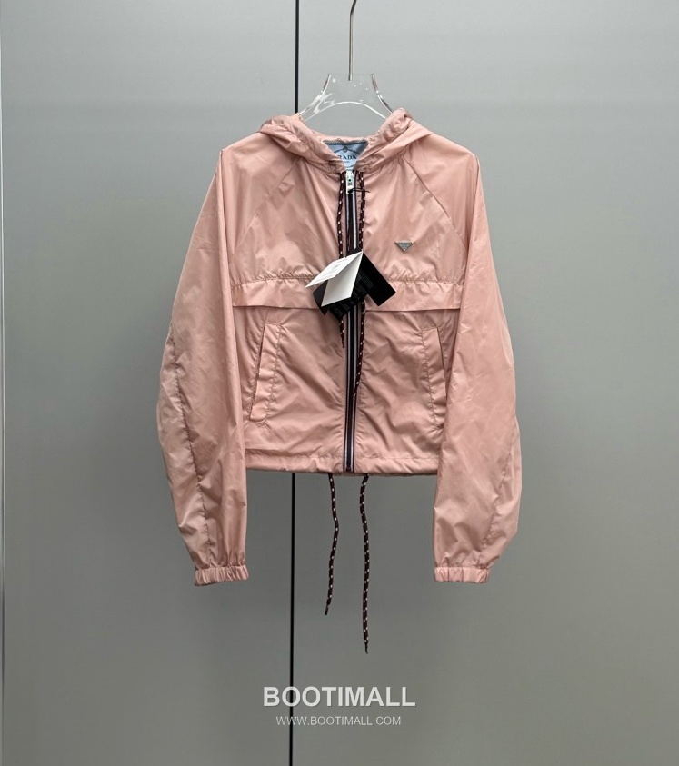 Prada 2026 Resort Nylon Drawstring Hooded Zip Jacket Logo Patch 프라다 2026 리조트 나일론 드로우스트링 후드 집업 재킷 로고 패치 화이트 1