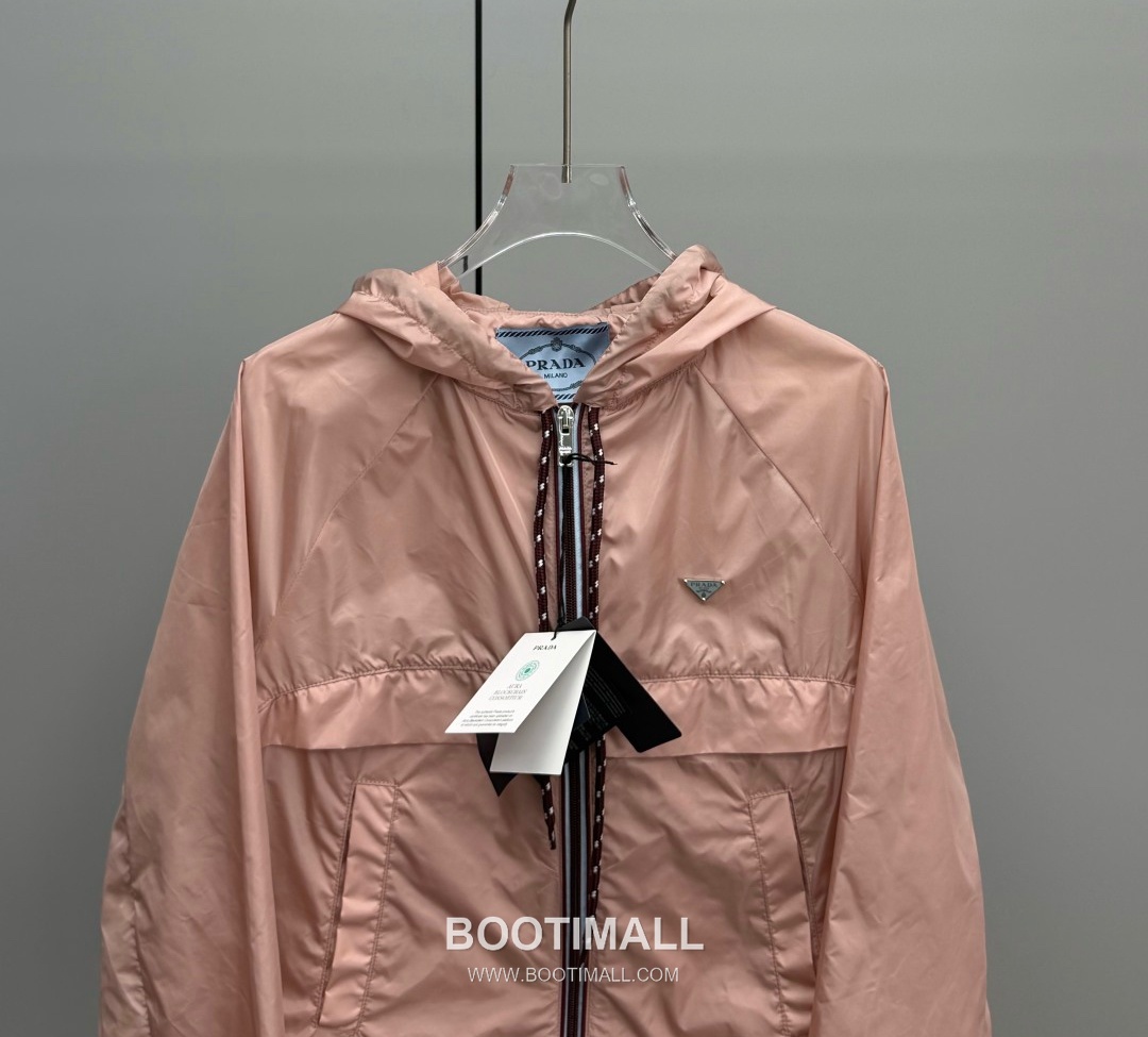 Prada 2026 Resort Nylon Drawstring Hooded Zip Jacket Logo Patch 프라다 2026 리조트 나일론 드로우스트링 후드 집업 재킷 로고 패치 화이트 2