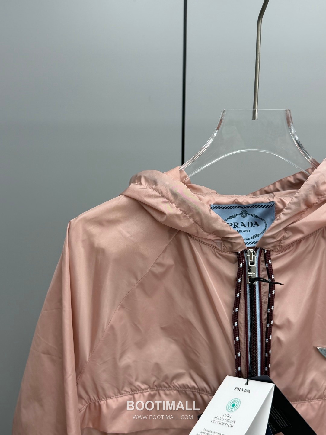 Prada 2026 Resort Nylon Drawstring Hooded Zip Jacket Logo Patch 프라다 2026 리조트 나일론 드로우스트링 후드 집업 재킷 로고 패치 화이트 3